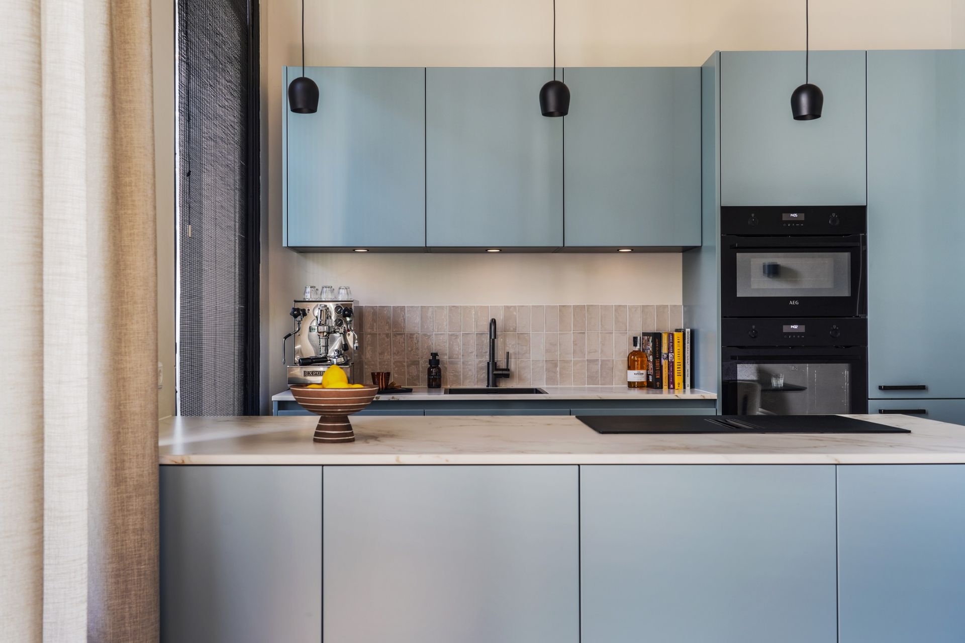 Blauwe keuken beneden woning Utrecht | Villa18 Interieurs
