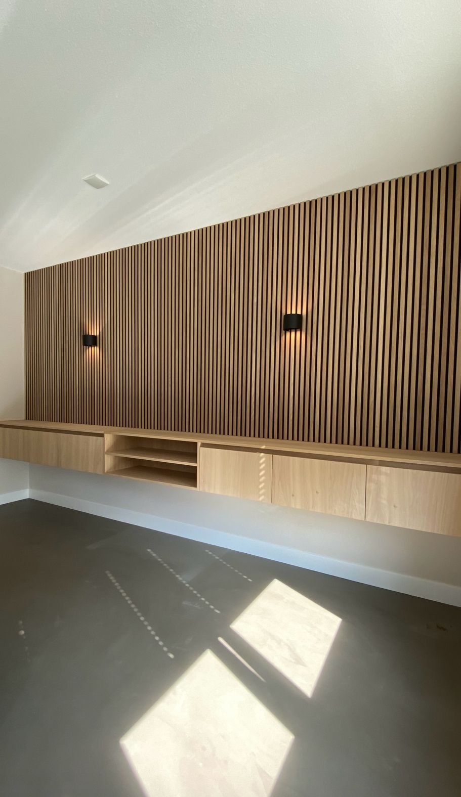 Dressoir eiken hout met latten wand | Villa18 Interieurs