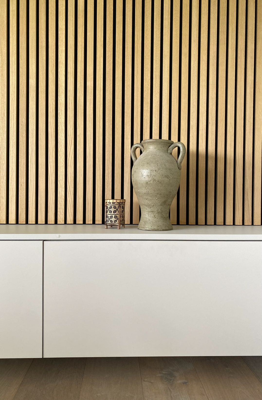 Dressoir met akoestische achterwand | Villa18 Interieurs