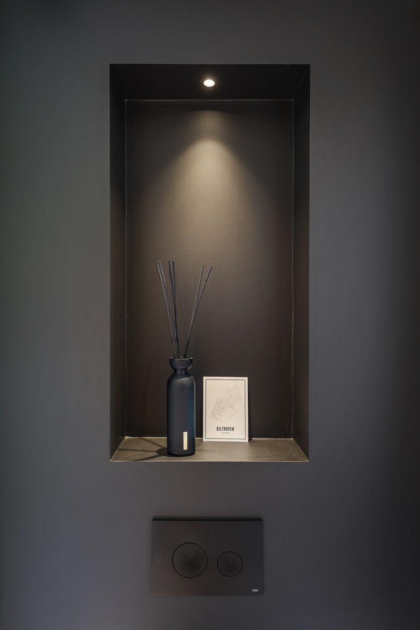 Familie villa Bilthoven toilet nis | Villa18 Interieurs