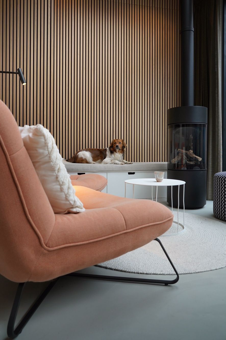 Houten latten wand met opbergruimte | Villa18 Interieurs