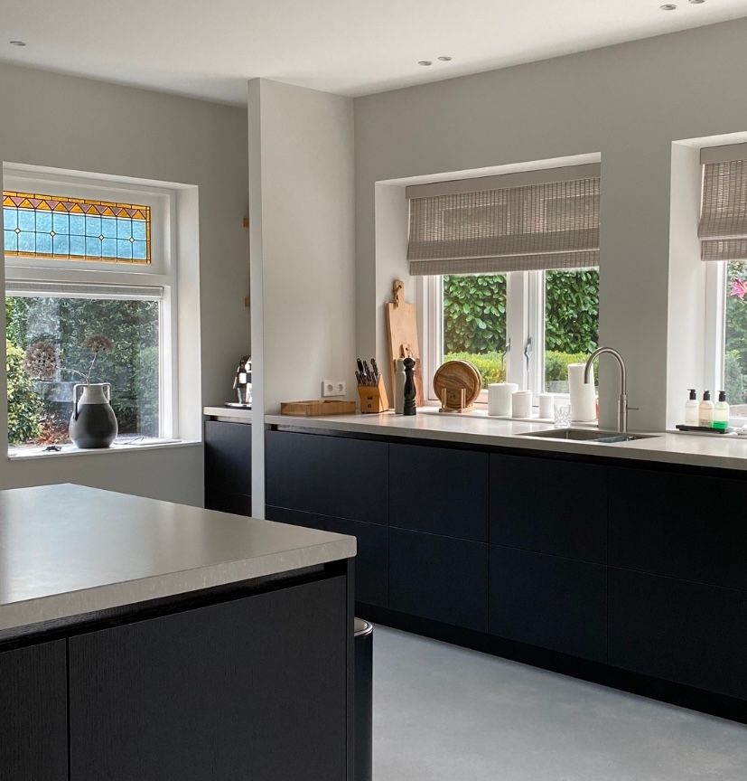 Donker eiken keuken met kookeiland | Villa18 Interieurs