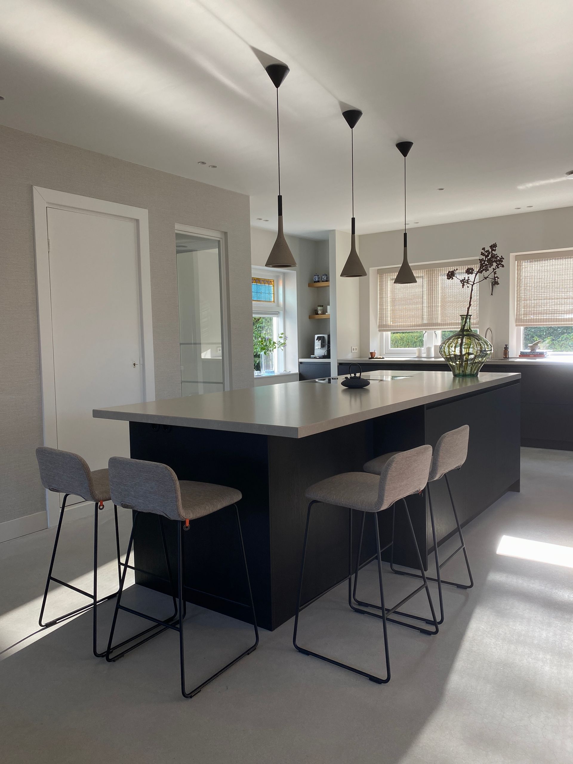 Keuken met kookeiland en betonnen hanglamp 