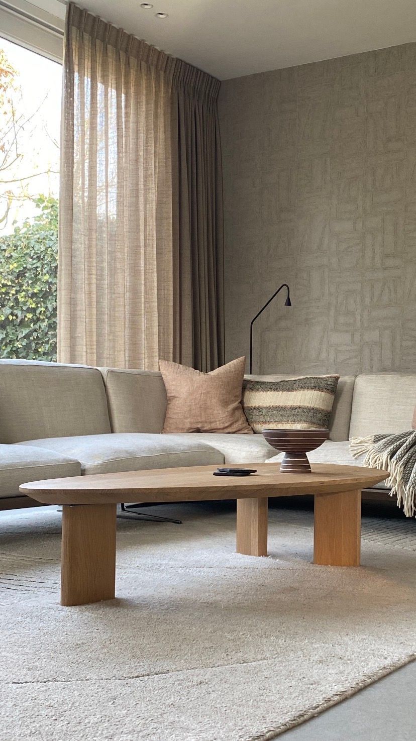 Woonkamer  met lichte bank en eiken salontafel | Villa18 Interieurs 