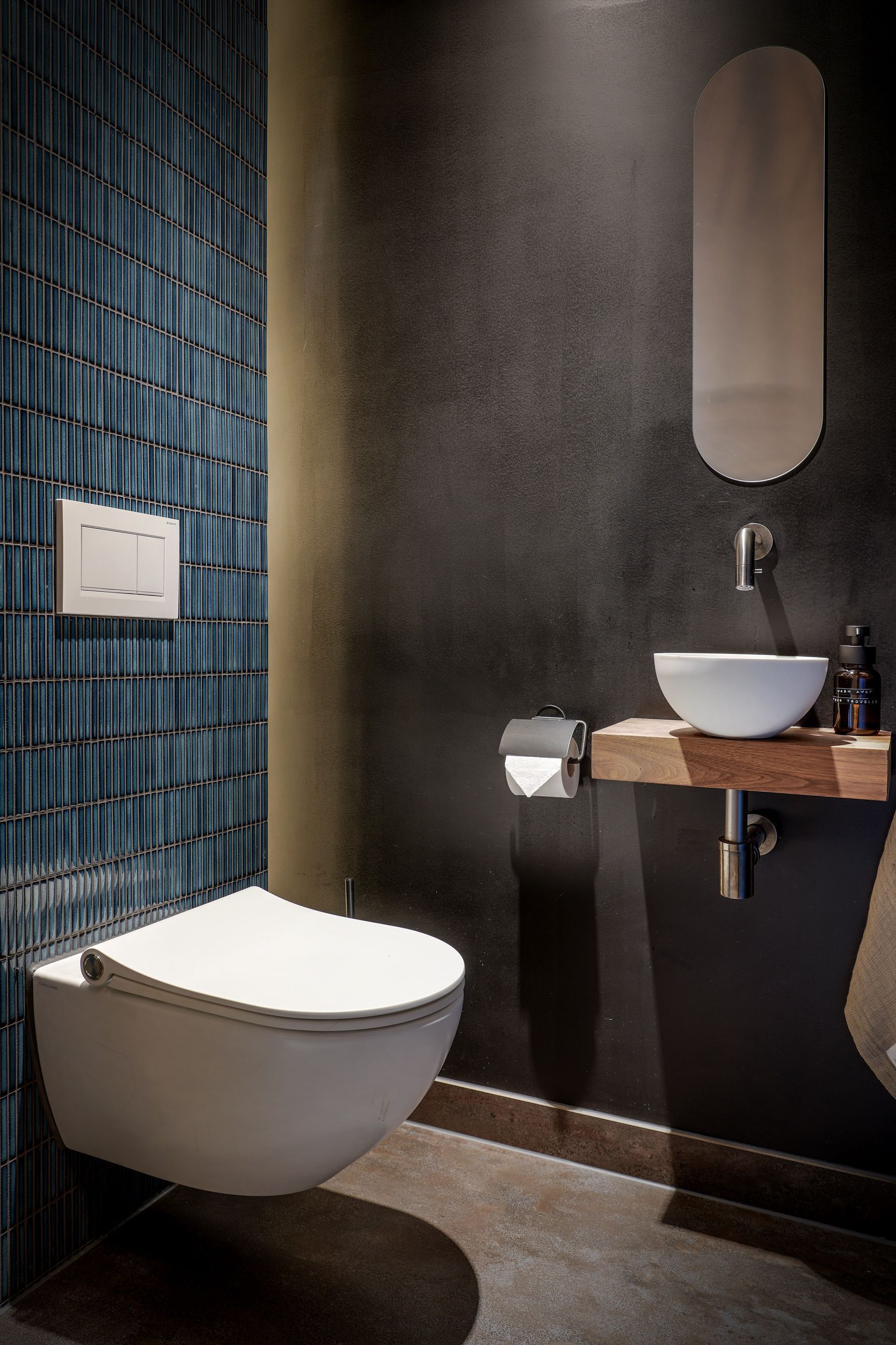 Loft appartement in oude school, toilet | Villa18 Interieurs 
