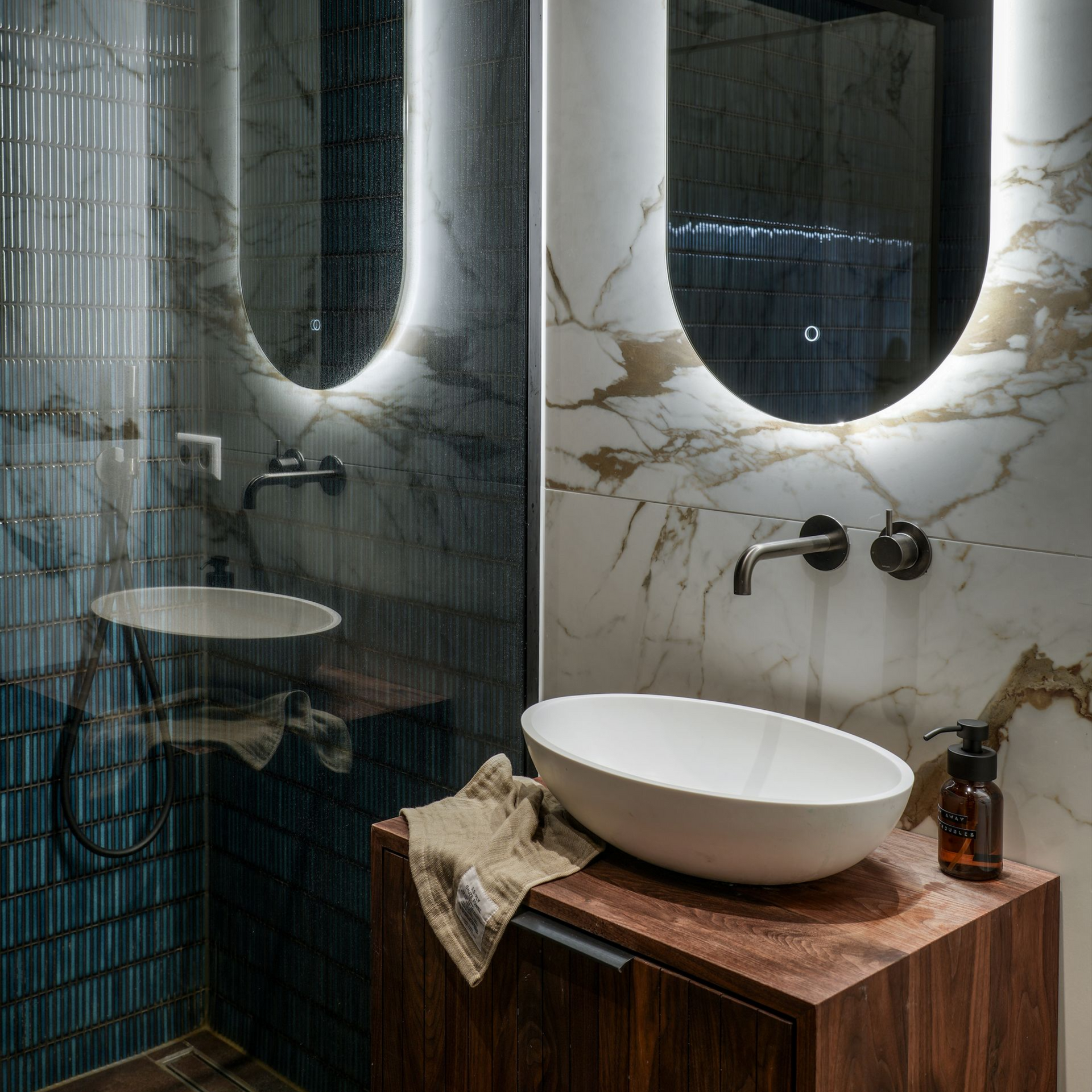 badkamer inspiratie waskom met inbouwkraan  | Villa18 Interieurs