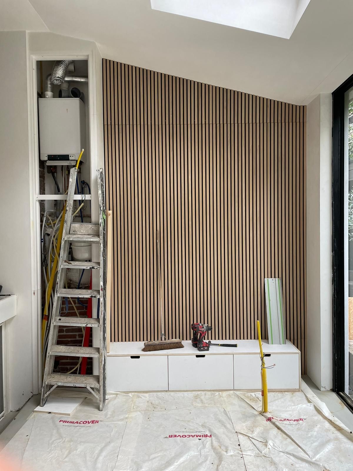 Maatwerk houten lastenwand met opbergruimte | Villa18 Interieurs