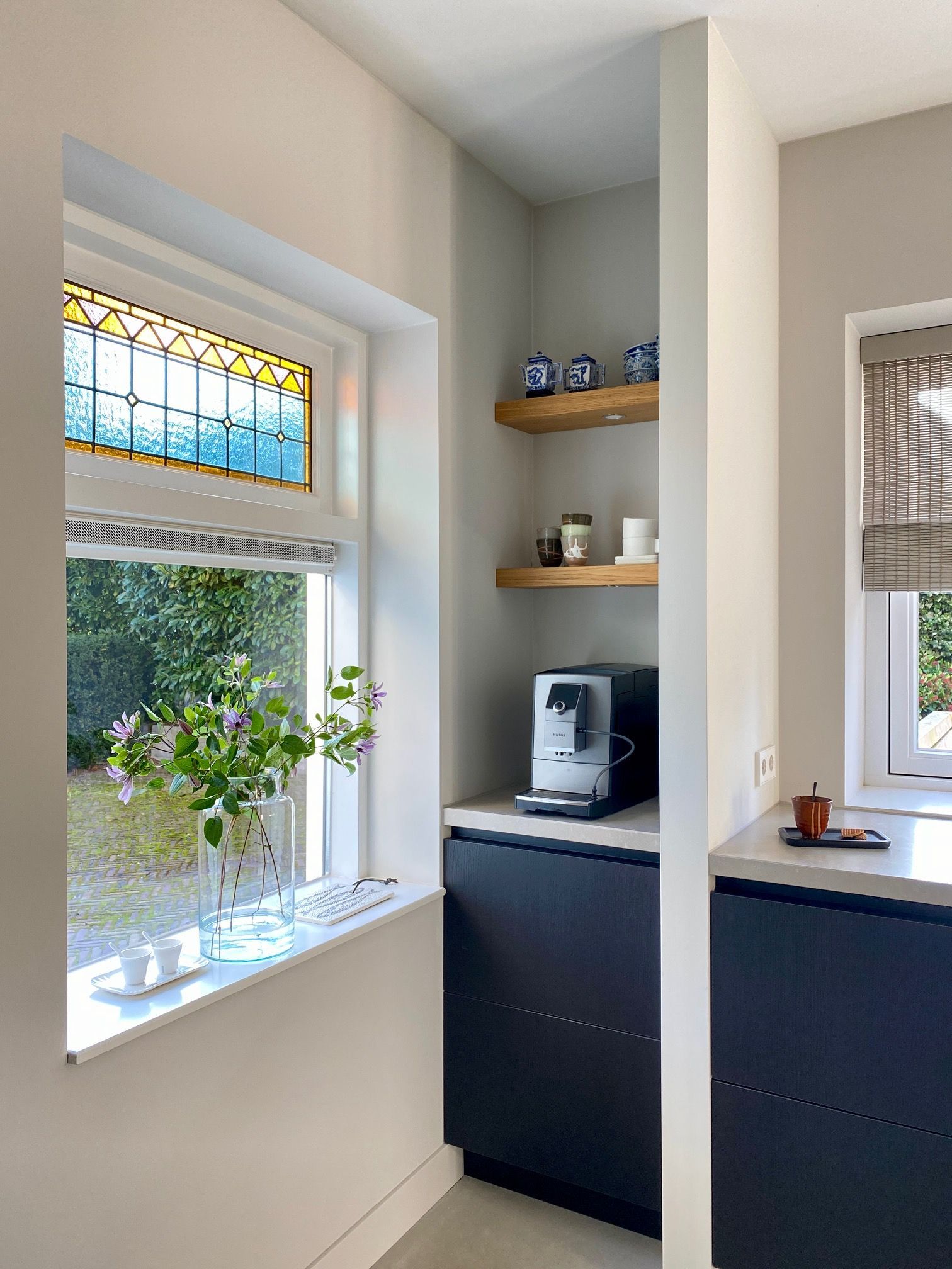 Moderne keuken met koffienis | Villa18 Interieurs