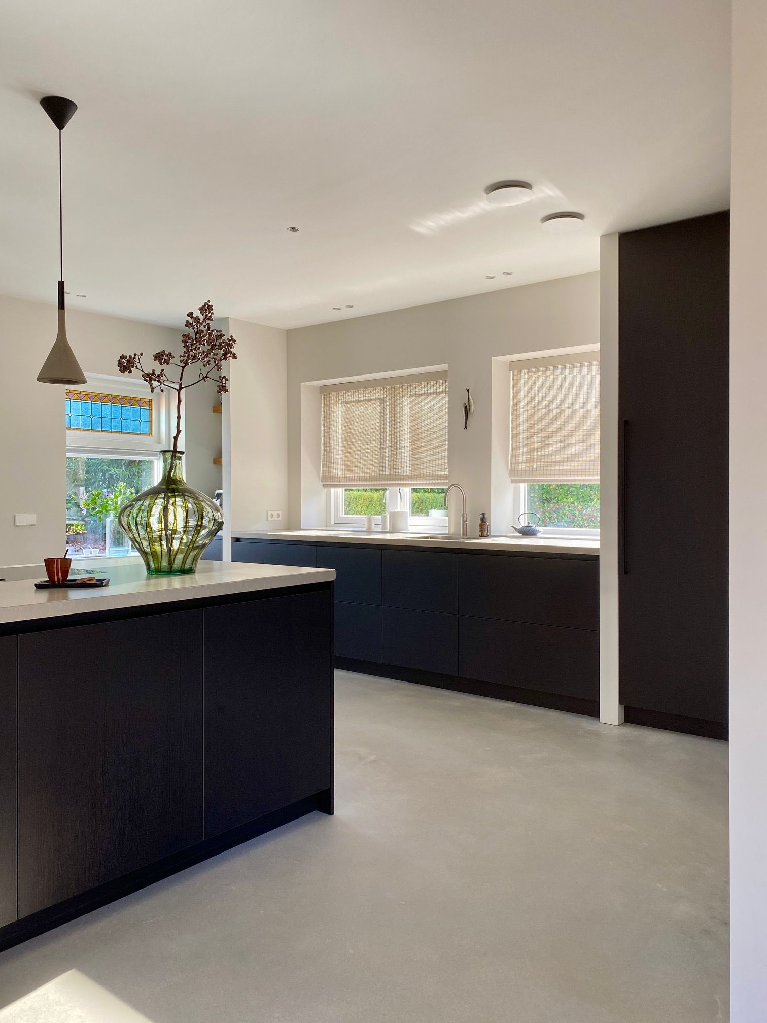 Moderne keuken met kookeiland | Villa18 Interieurs