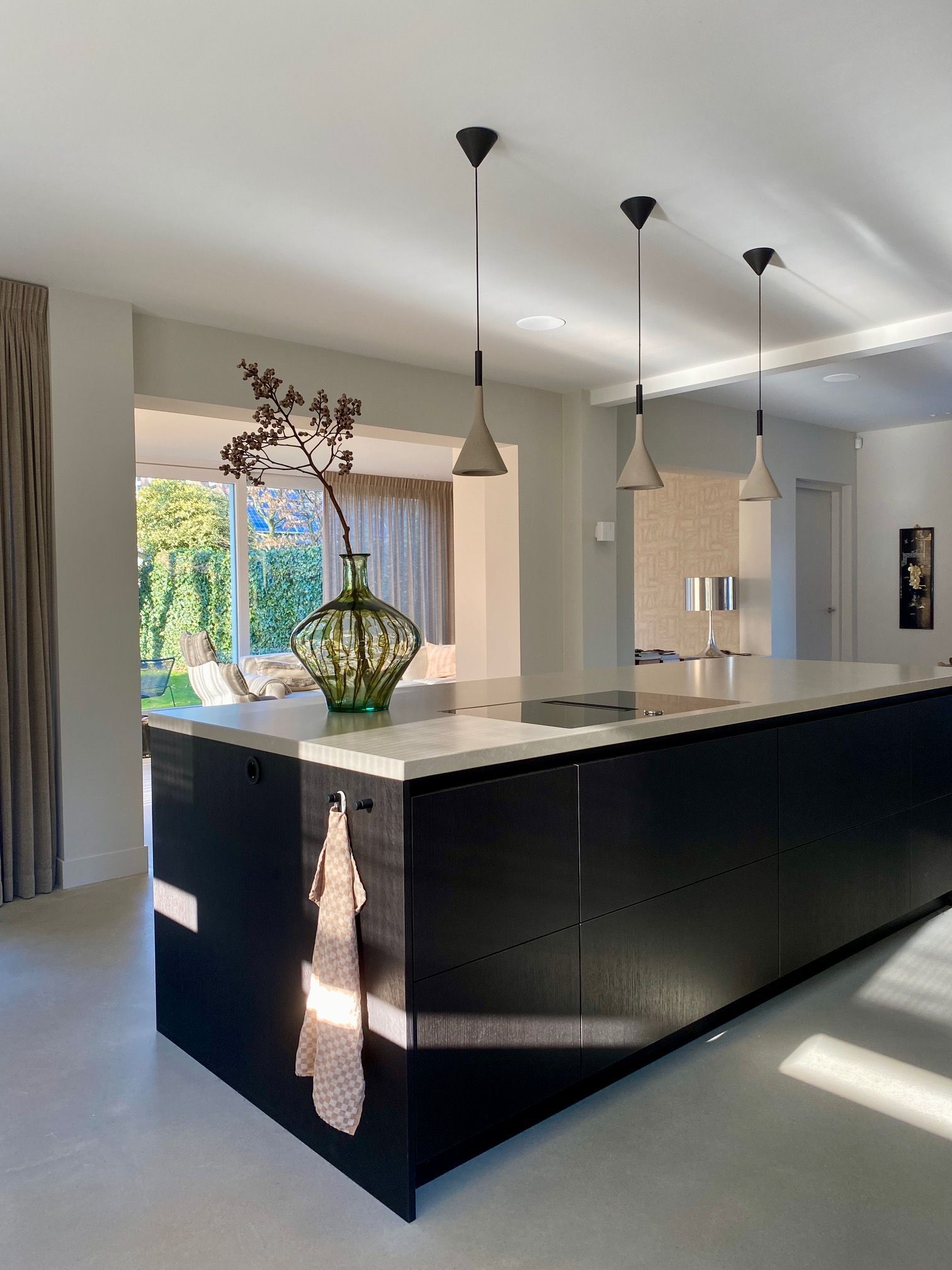 Moderne open keuken met kookeiland | Villa18 Interieurs