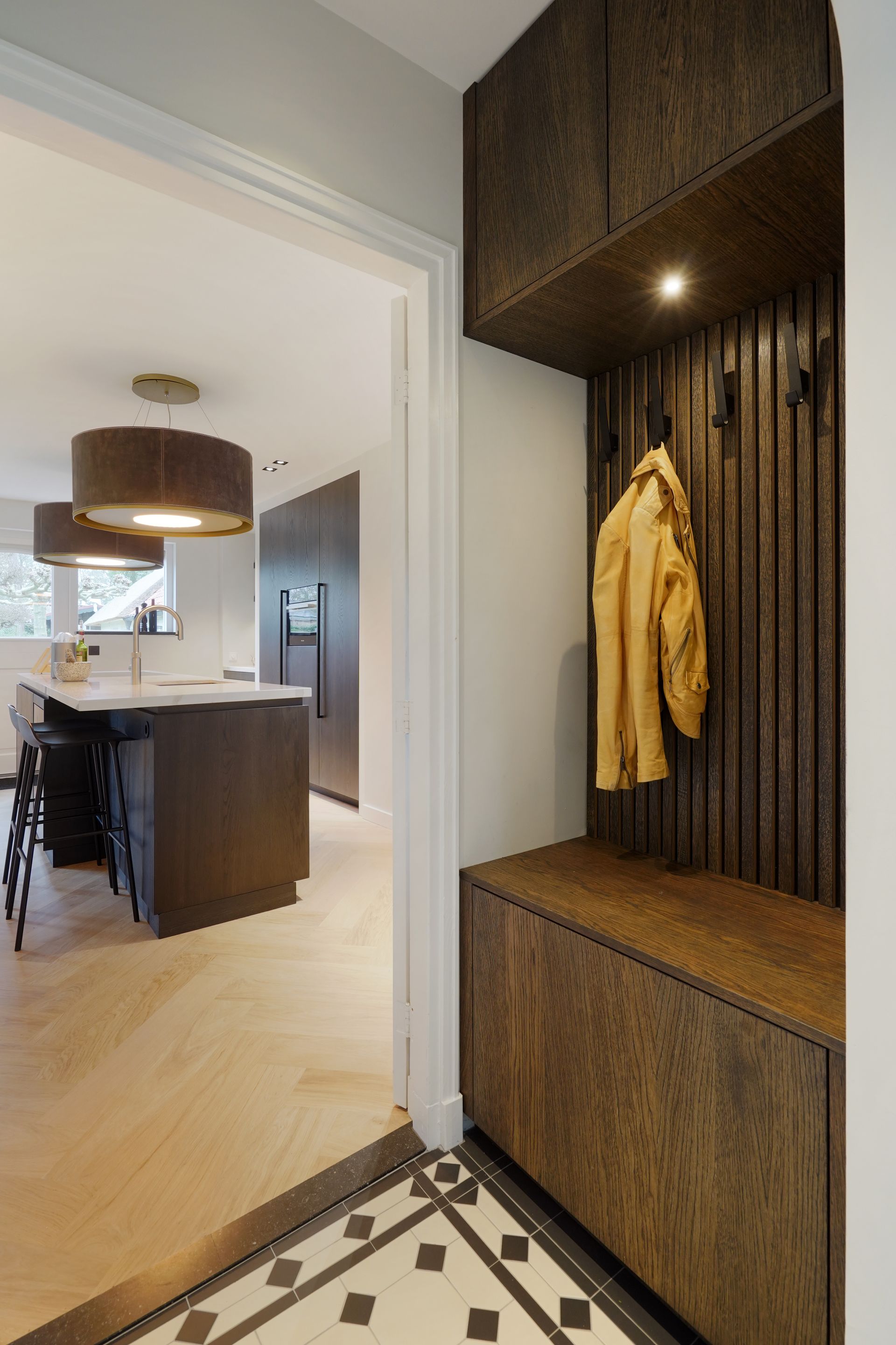 Garderobe kast met houten latten | Villa18 Interieurs