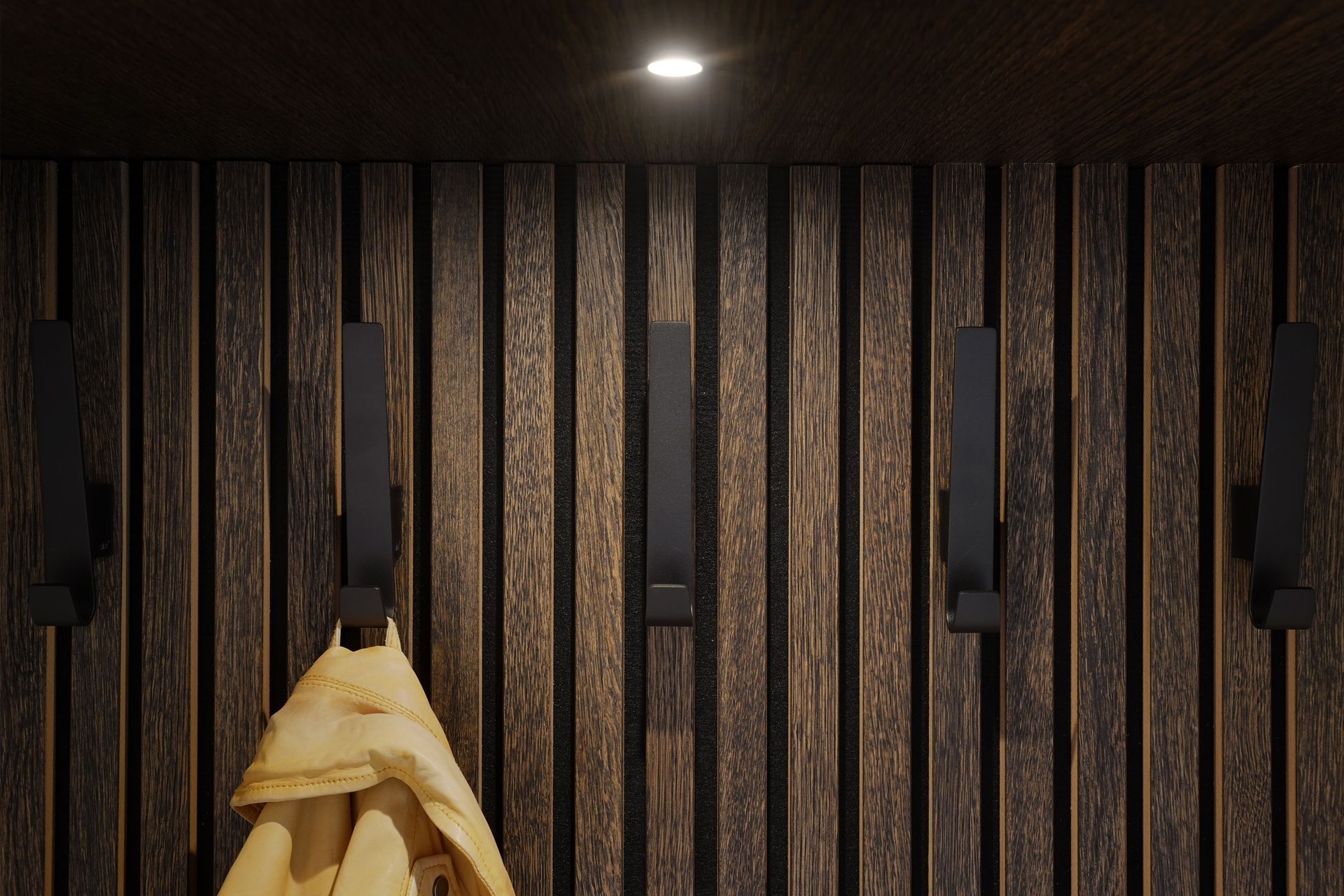 interieur maatwerk kapstok entree met haken | Villa18 Interieurs