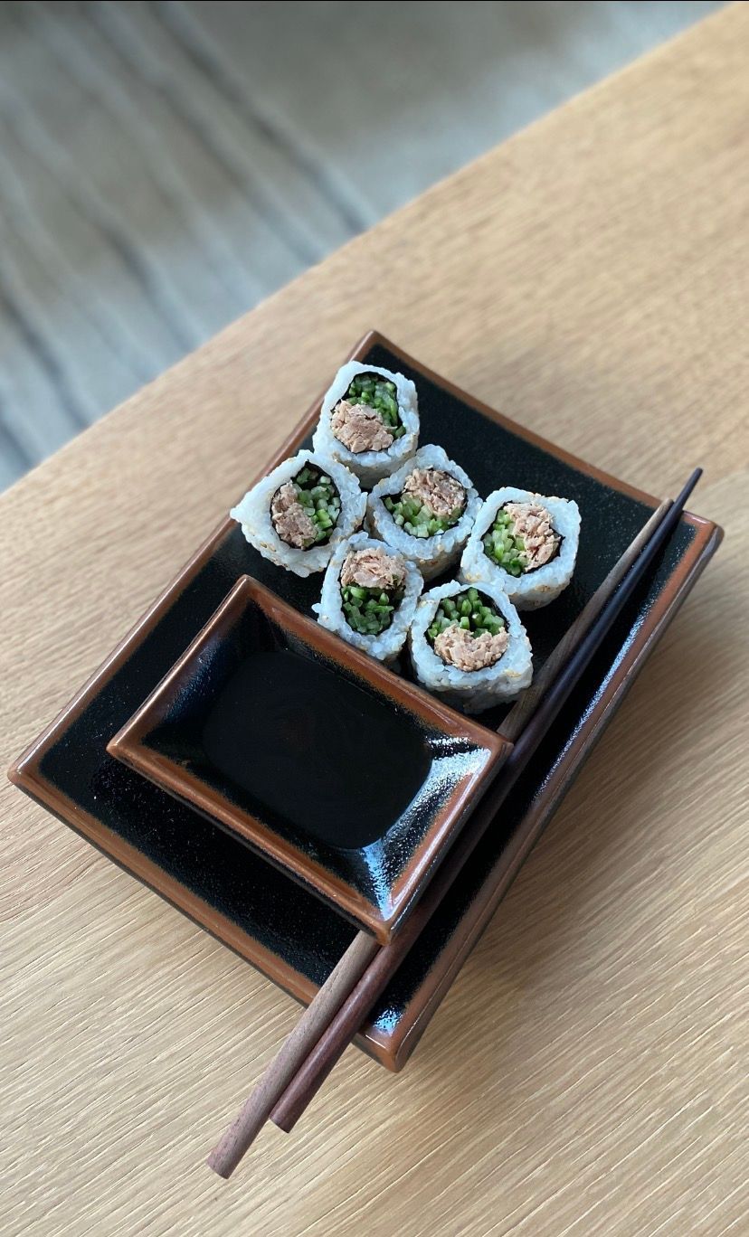 Sfeerbeeld sushi op bruine schaal