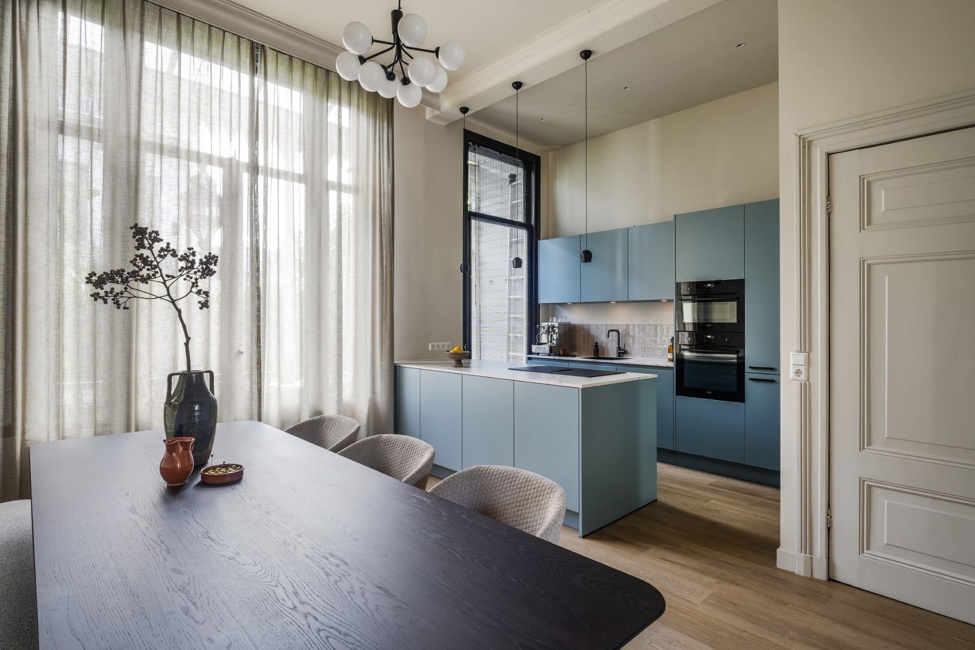 Keuken eethoek met bank beneden woning Utrecht |  Villa18 Interieurs