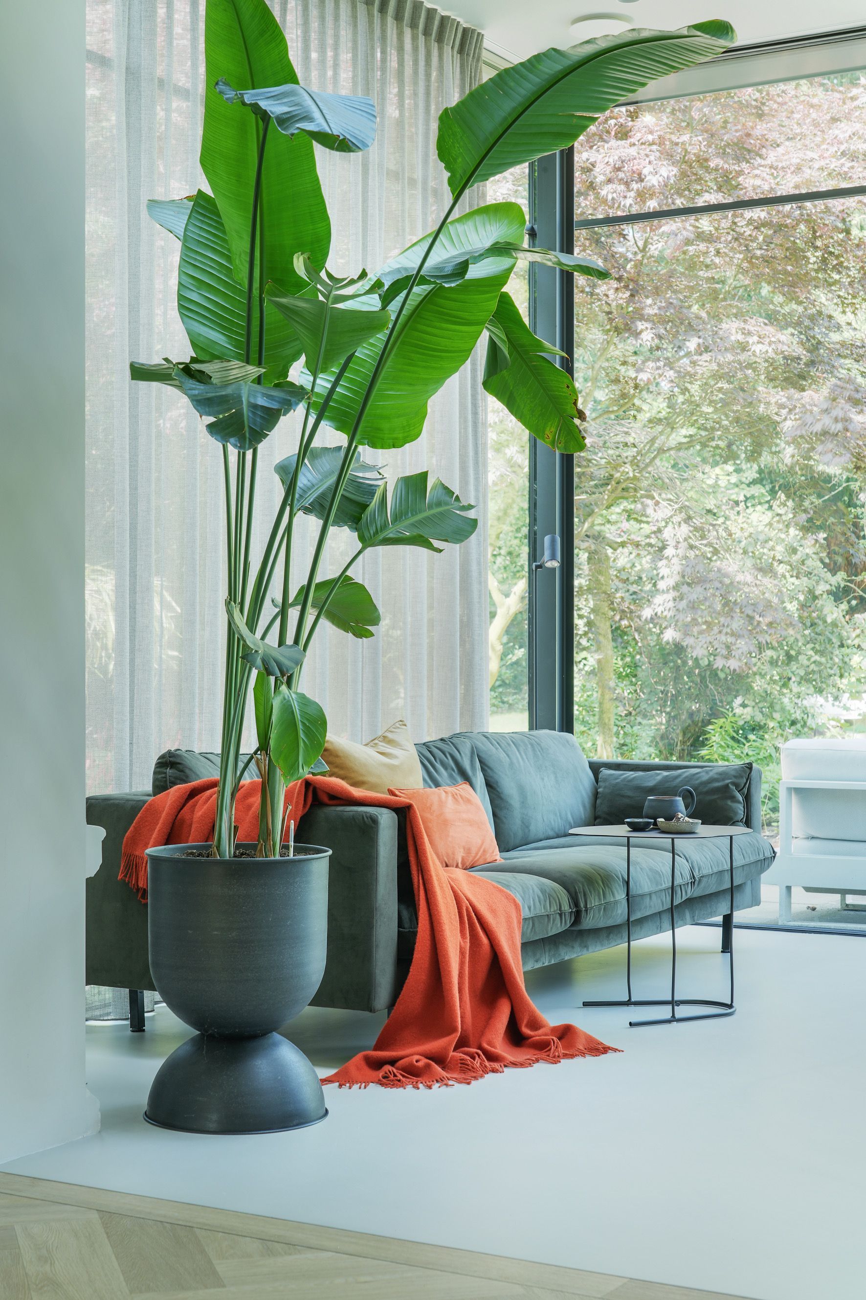 Villa 1898 Hilversum zithoek met plant | Villa18 Interieurs