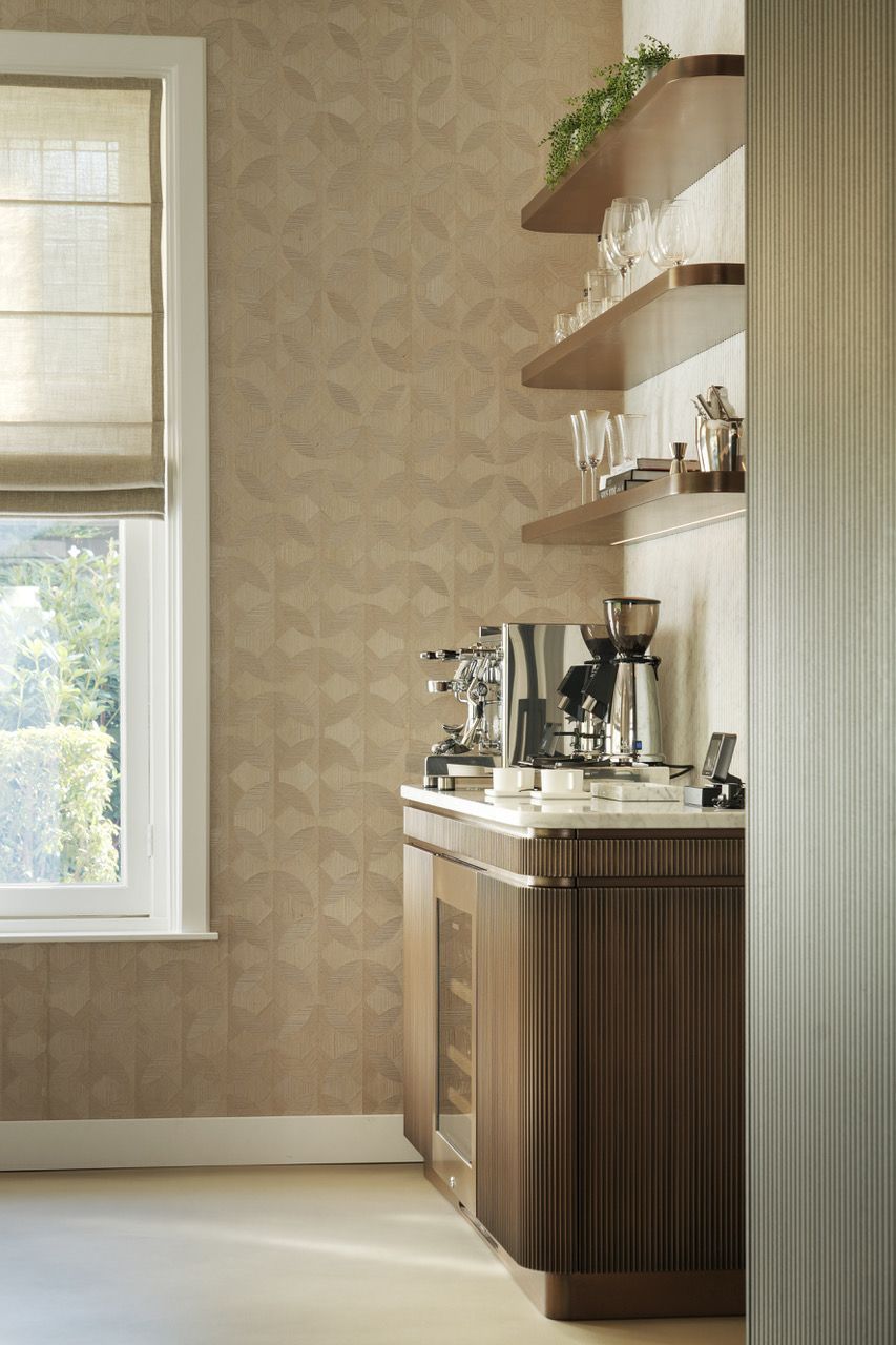 Koffiebar met espressomachine, planken en een raam met vouwgordijn