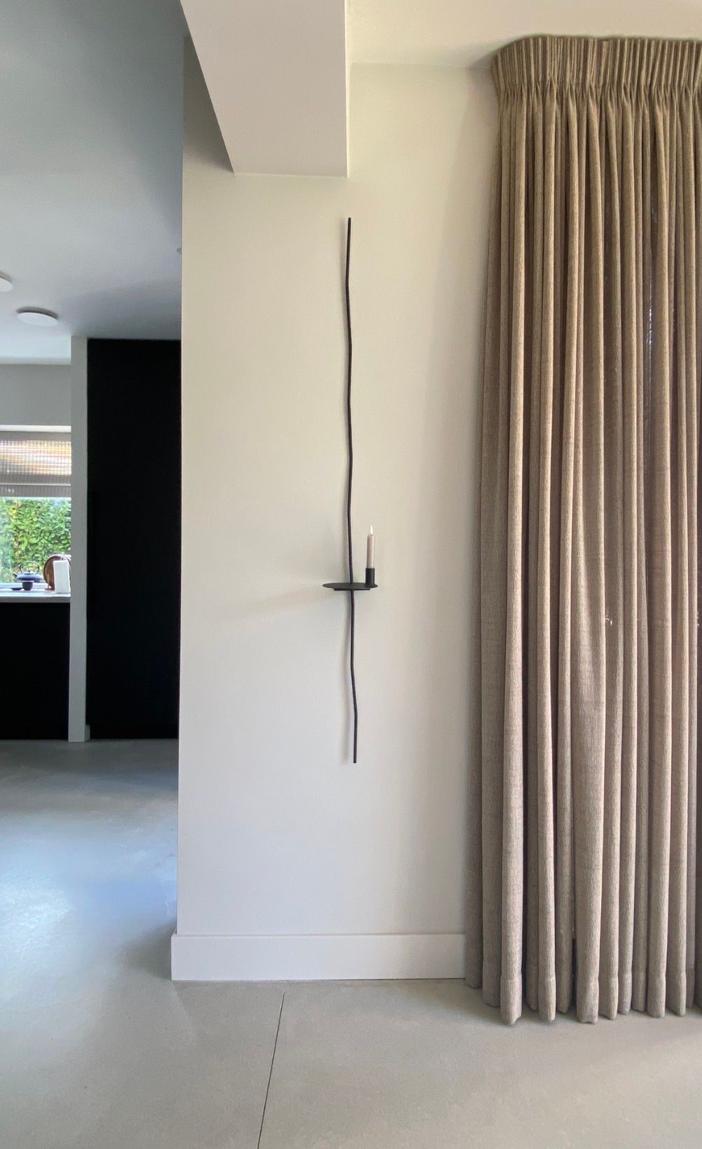 wandkaars met linnen gordijnen