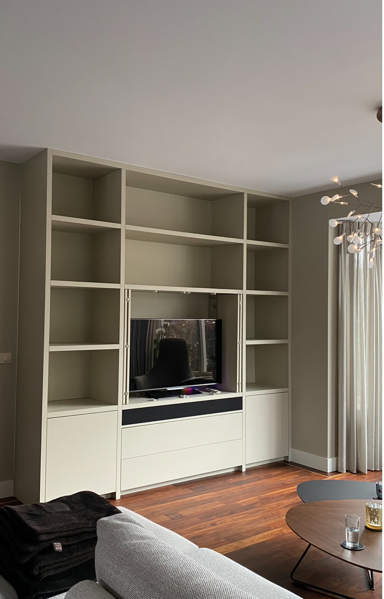 interieur maatwerk tv boekenkast | Villa18 Interieurs