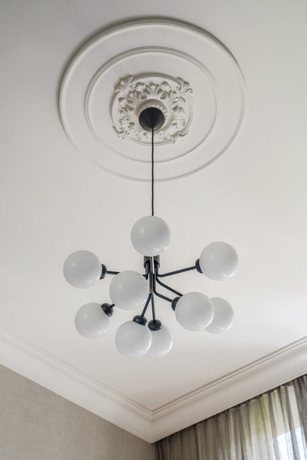 Woonkamer Nuura plafondlamp beneden woning Utrecht | Villa18 Interieurs