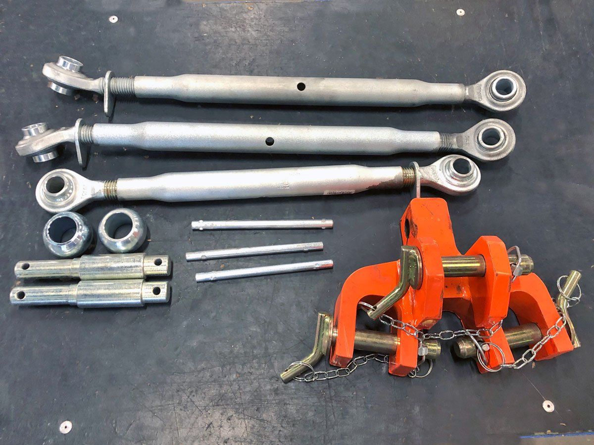 Stabiliseringsbeslag til montering af kæderydder på forskellige størrelse traktorer