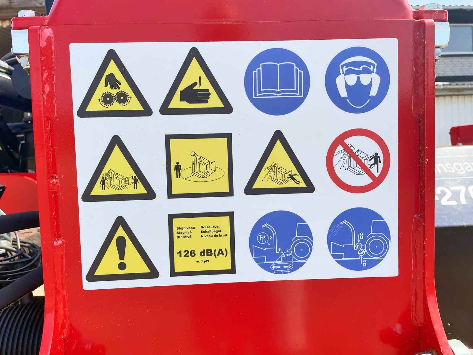 Tydelige advarselssymboler placeret på PC-2700_PEC flishugger øger sikkerheden.