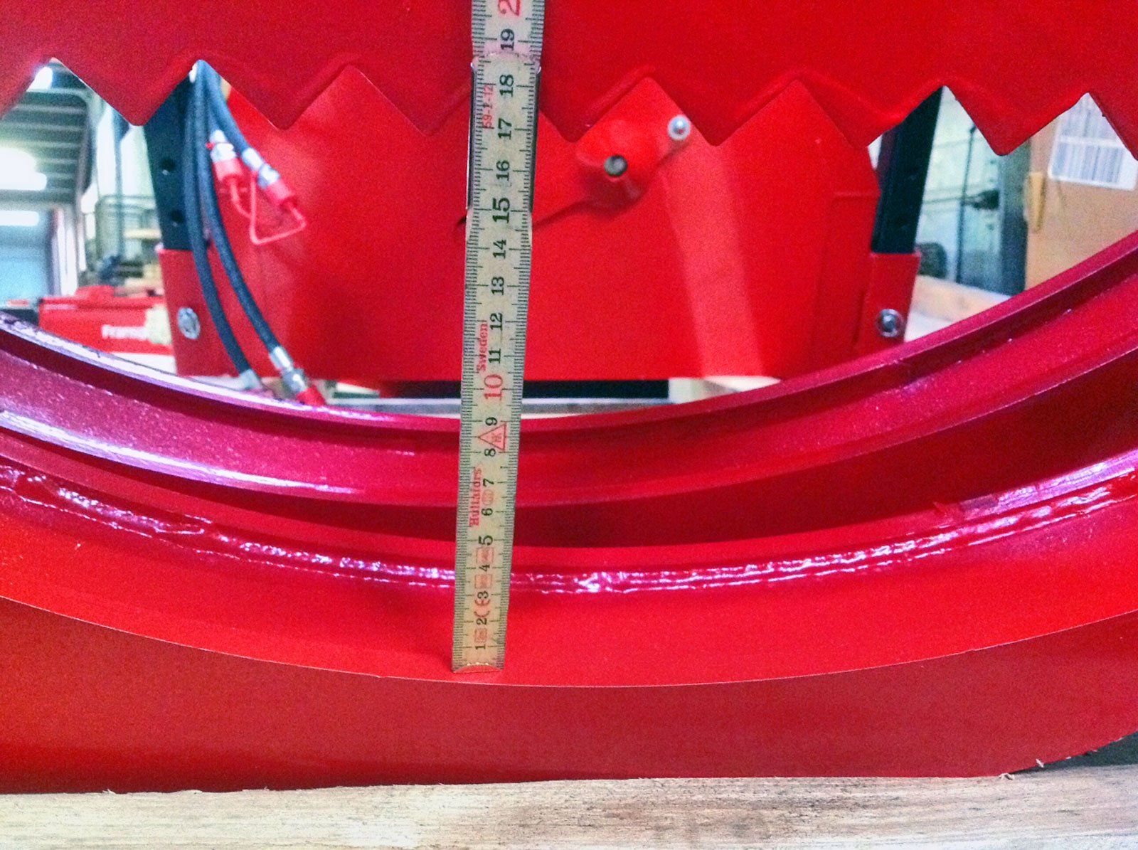 En trælineal måler højden af en rød genstand