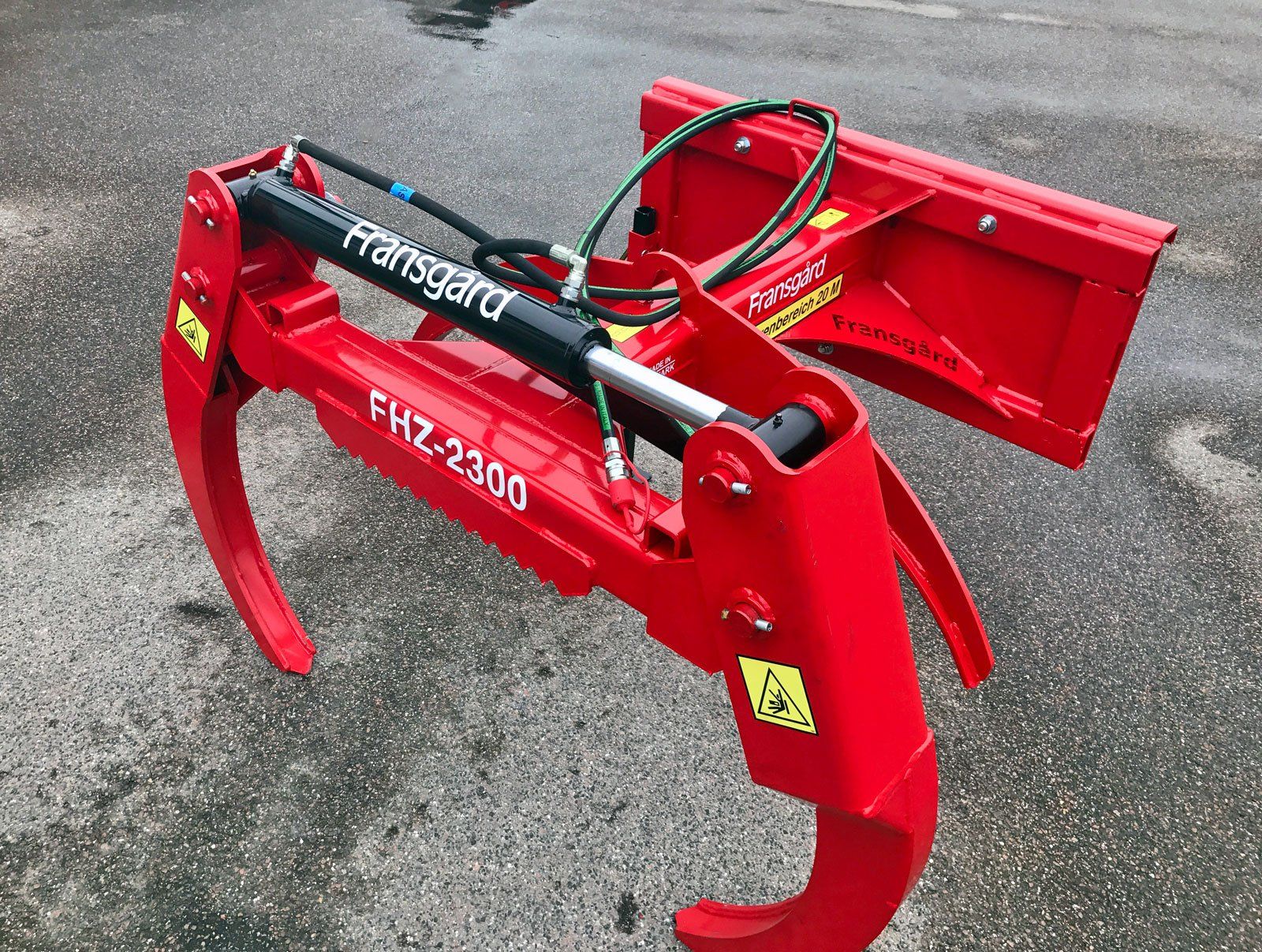 En rød maskine med ordet fhz 2300 på