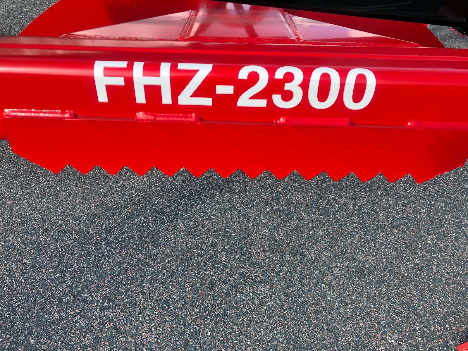 Et rødt savtakket beslag med fhz-2300 skrevet på