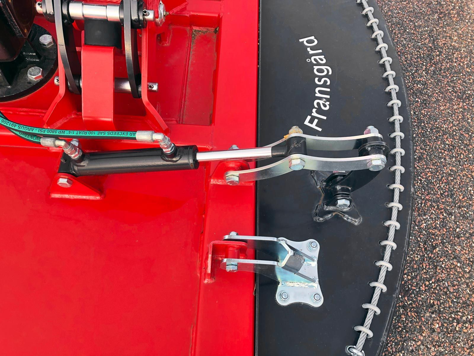 Et nærbillede af en rød og sort maskine set ovenfra.