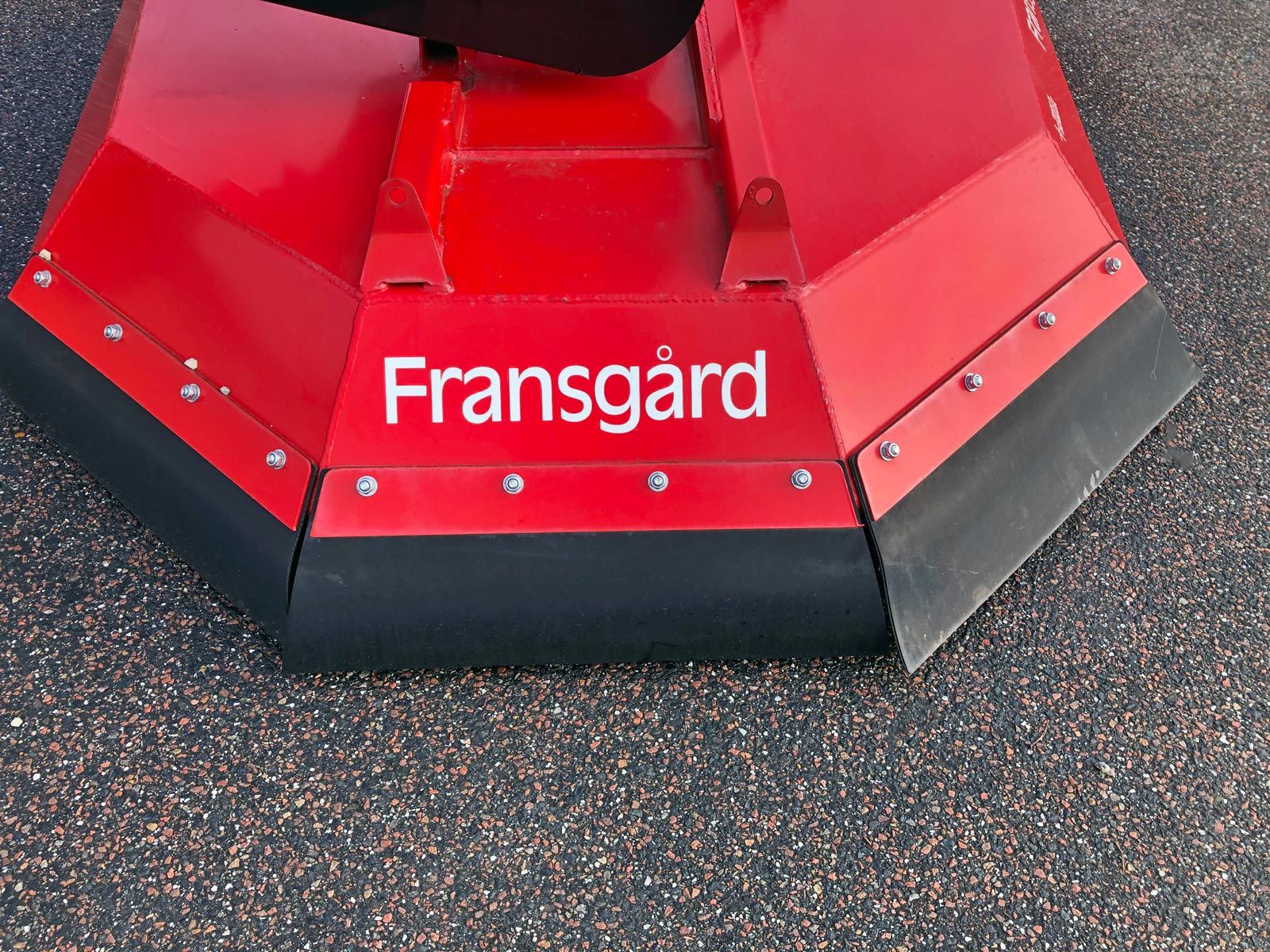 En rød kæderydder og en sort gummidug med ordet fransgard på.