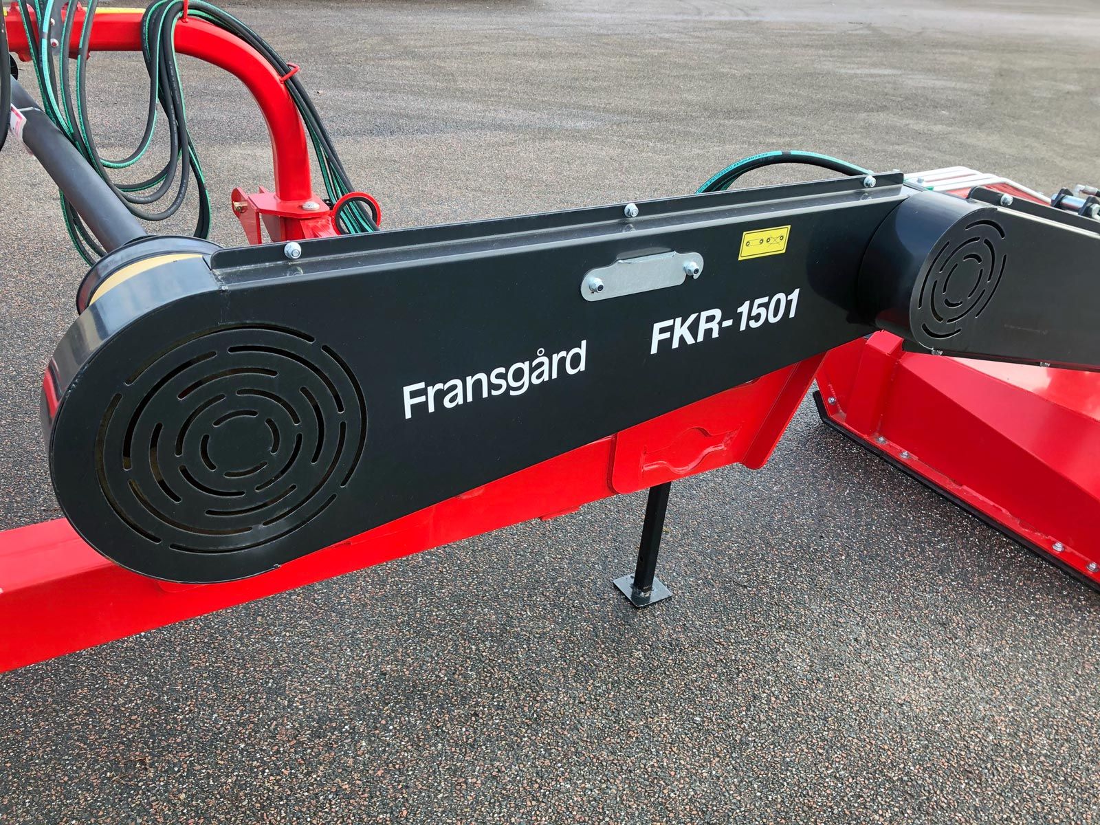 En rød maskine og en sort skærm med ordet Fransgård og FKR-1501 på