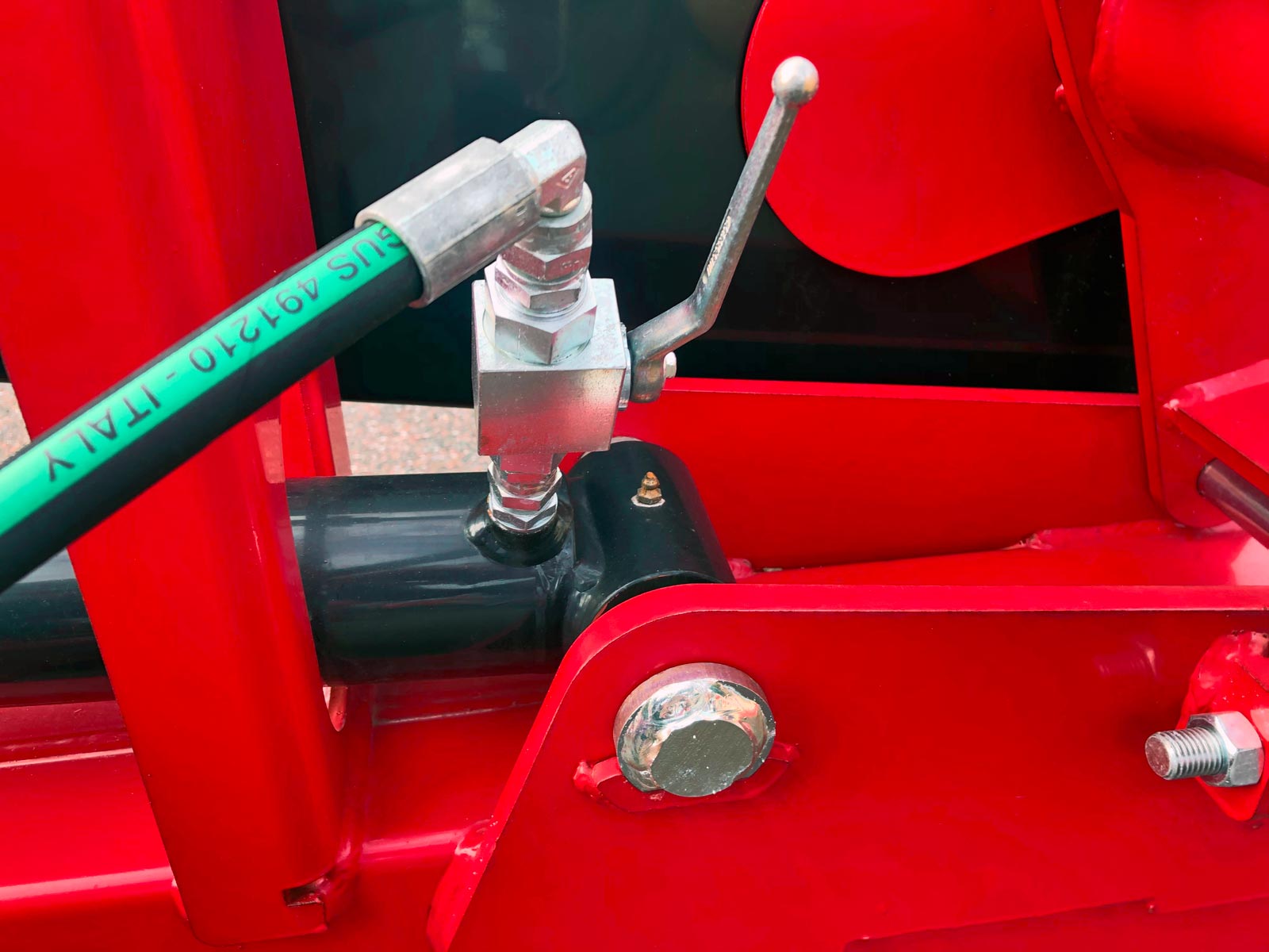 En grøn slange med ordet Italien på monteret på kuglehane