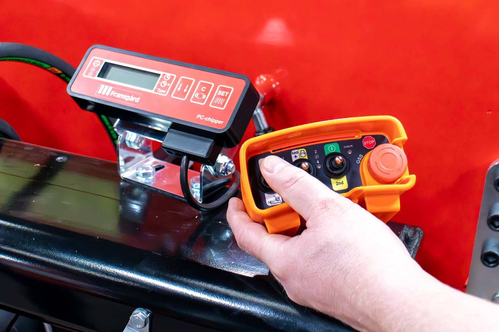 Fjernstyring af indtræksvalser på flishugger.