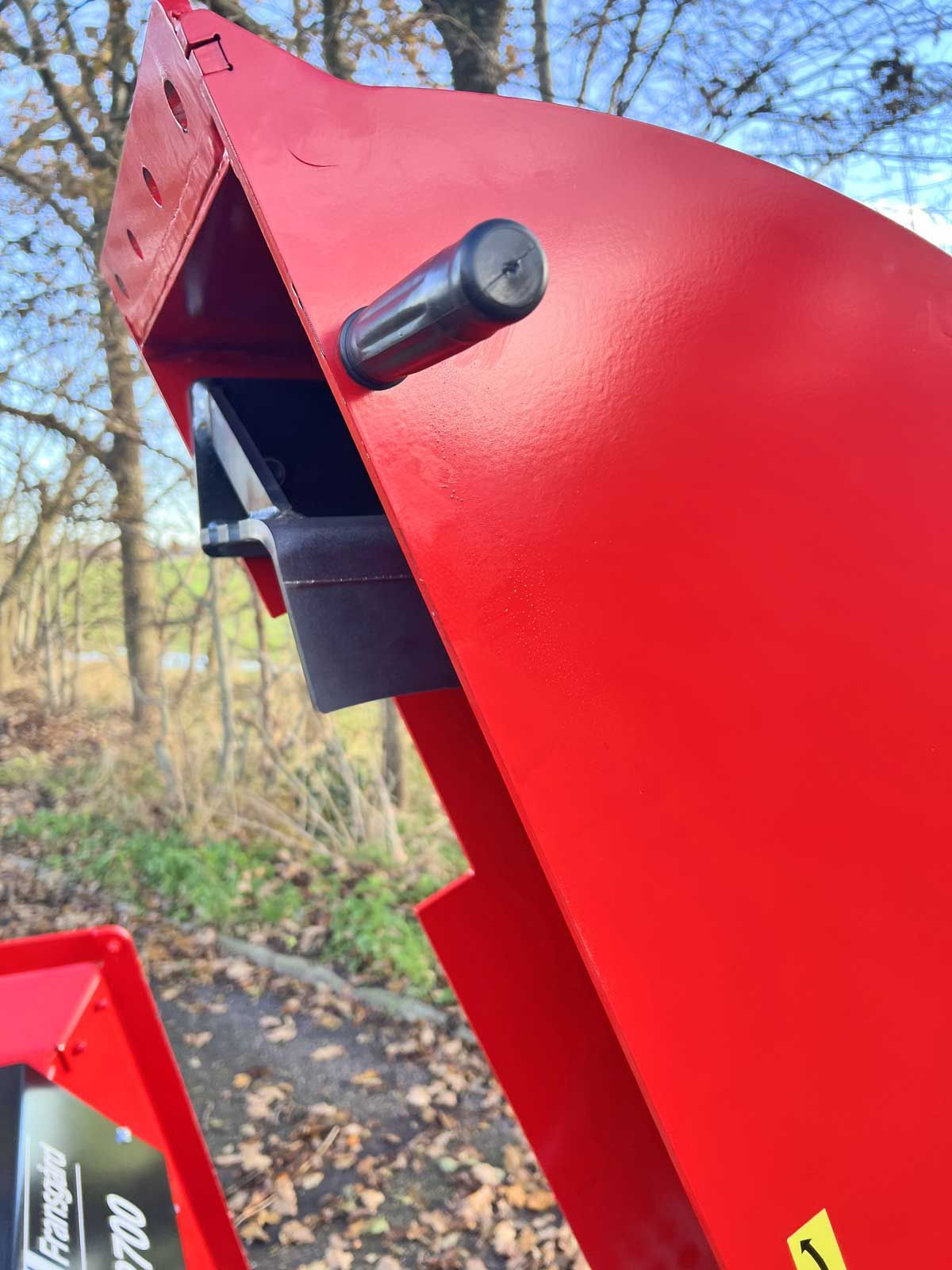 Håndtag på låget til rotorkassen gør det let at åbne og lukke låget.