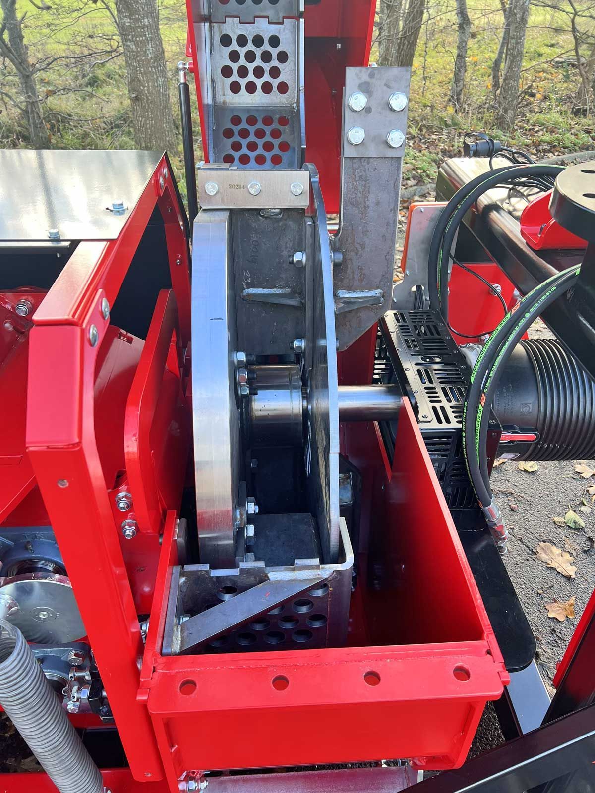 Kraftigt huggehjul med huggeknive er monteret inde i PC-2700-PEC flishugger.