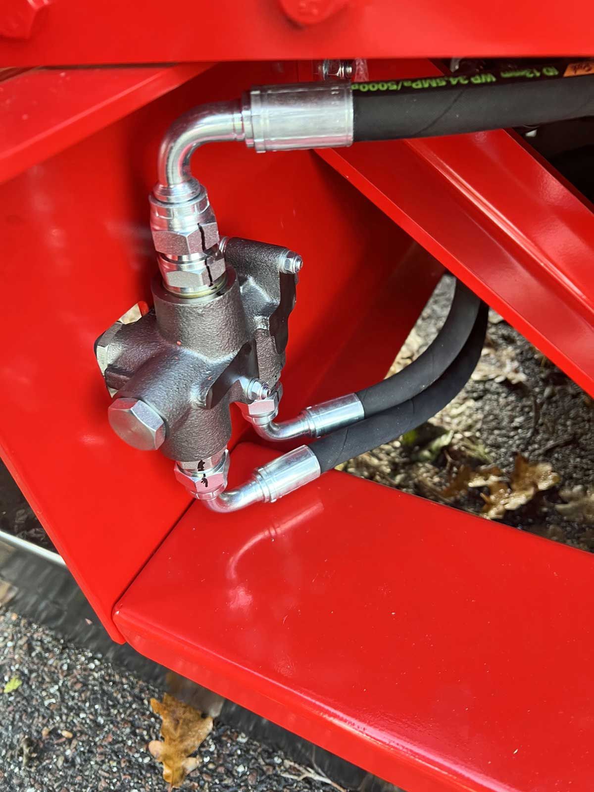 Hydraulikventilen skaber ensartet tryk til indtræksvalser på flishugger.