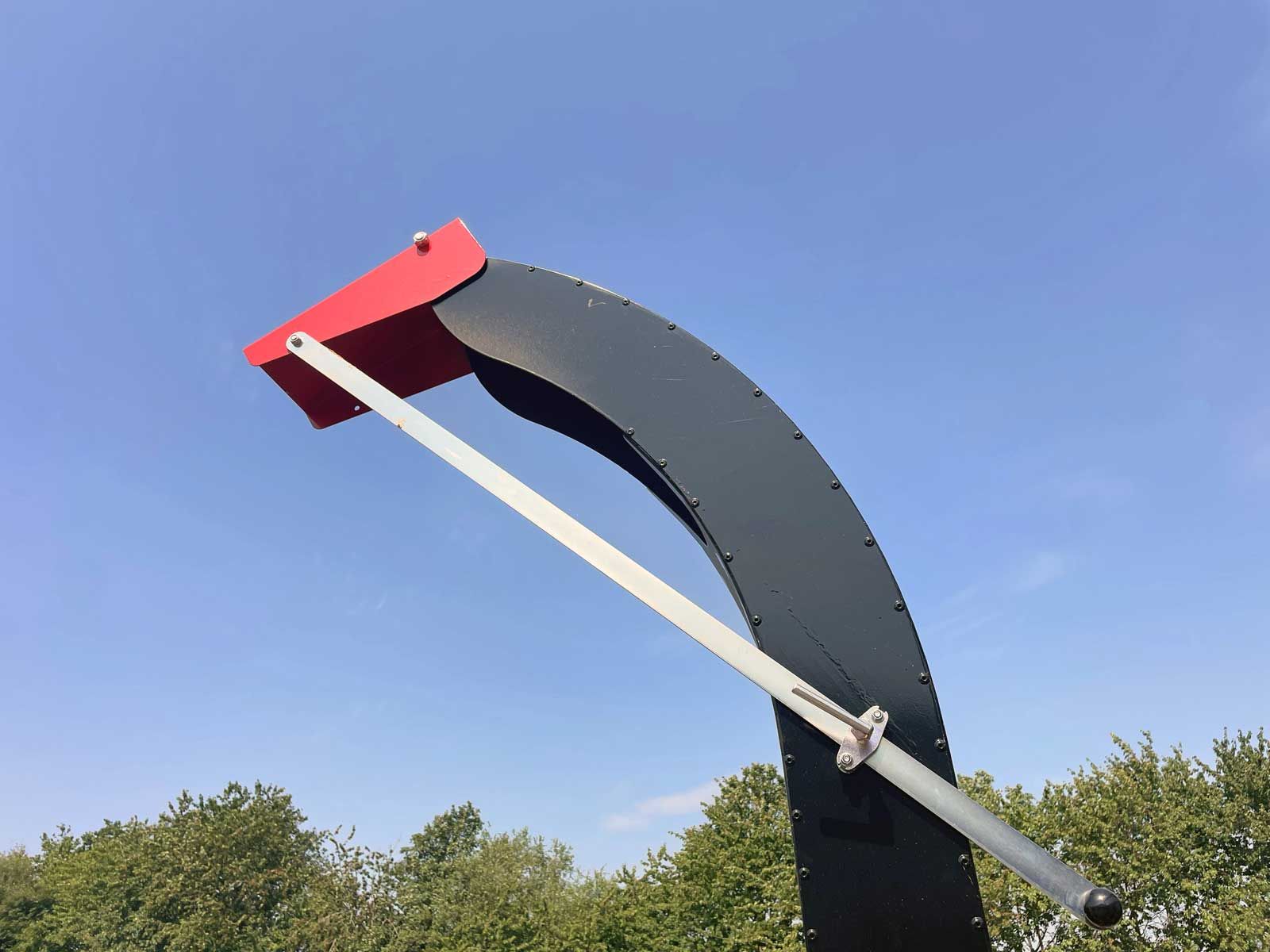 Med den justerbare topflap på tuden af Fransgård flishugger kan man styre retninger på strålen med træflis.