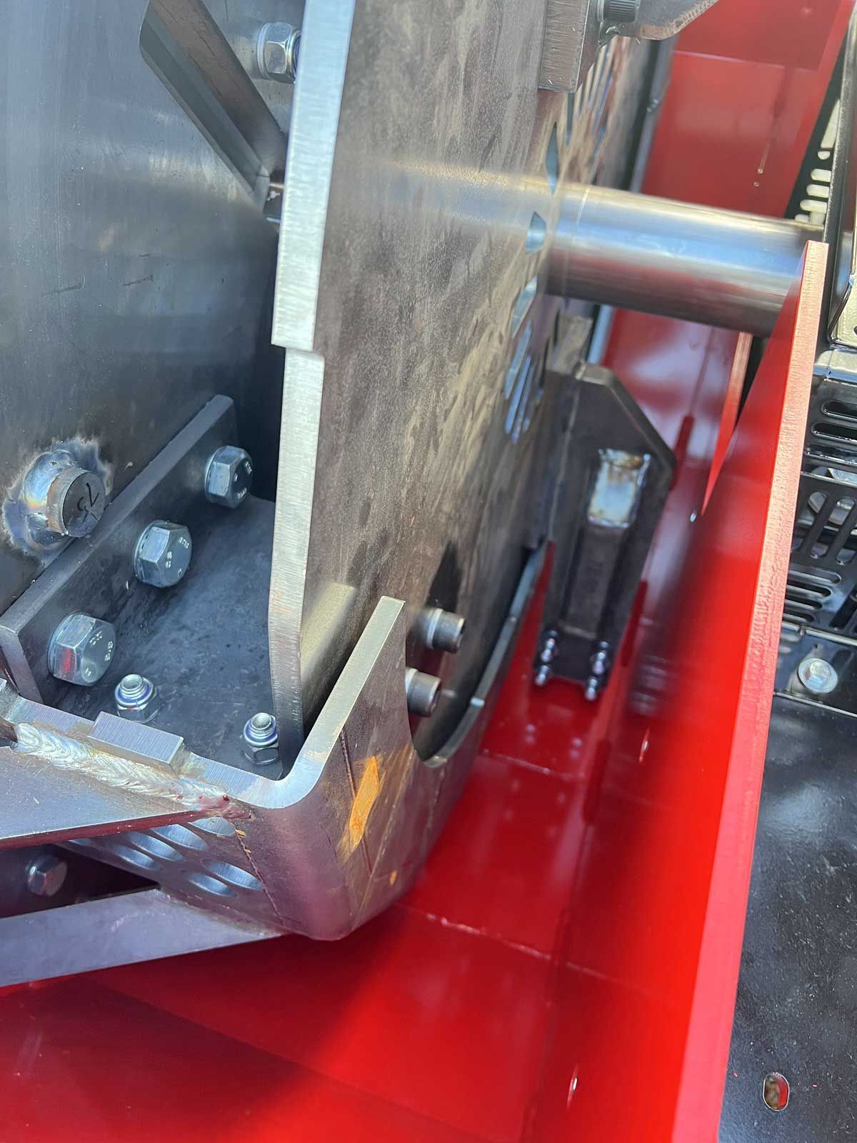 Huggehjul og huggeknive er godt beskyttet i en solid rotorkasse.