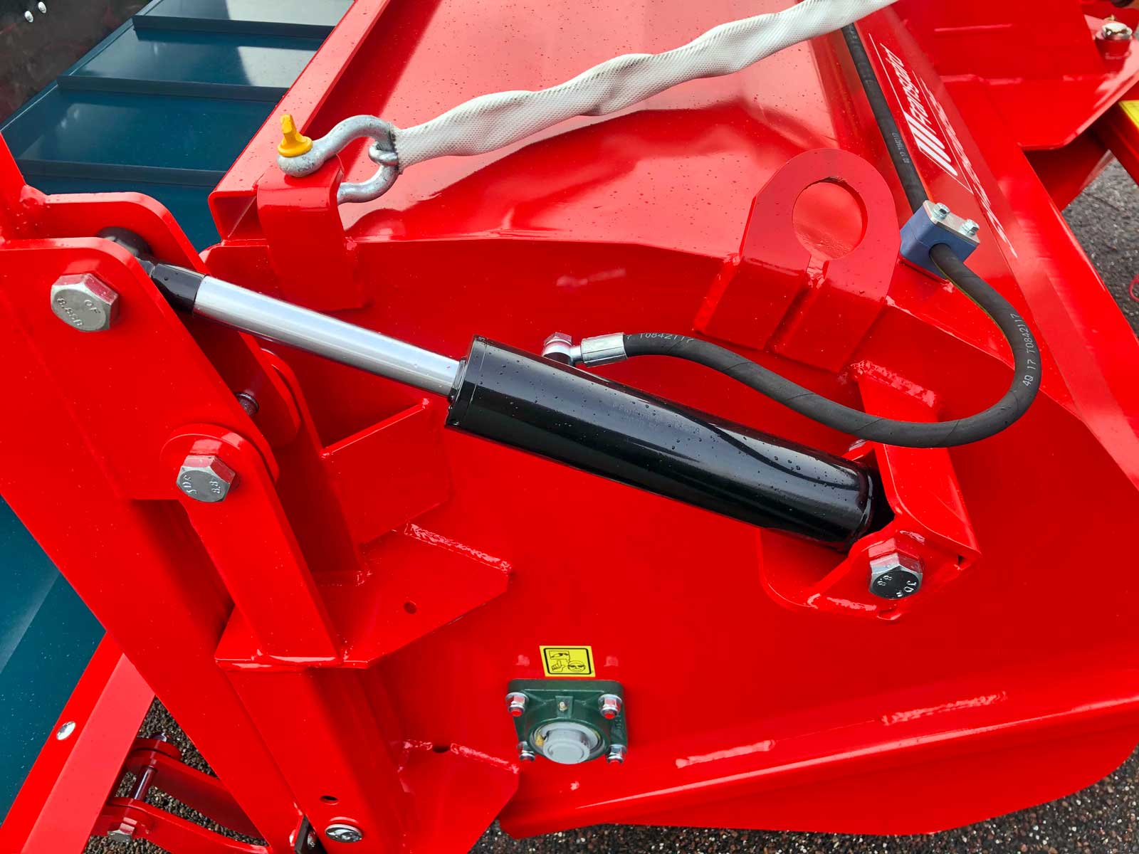 En hydraulisk cylinder på en SV-2500SE skårlufter gør det let at vippe sideelevator op og ned