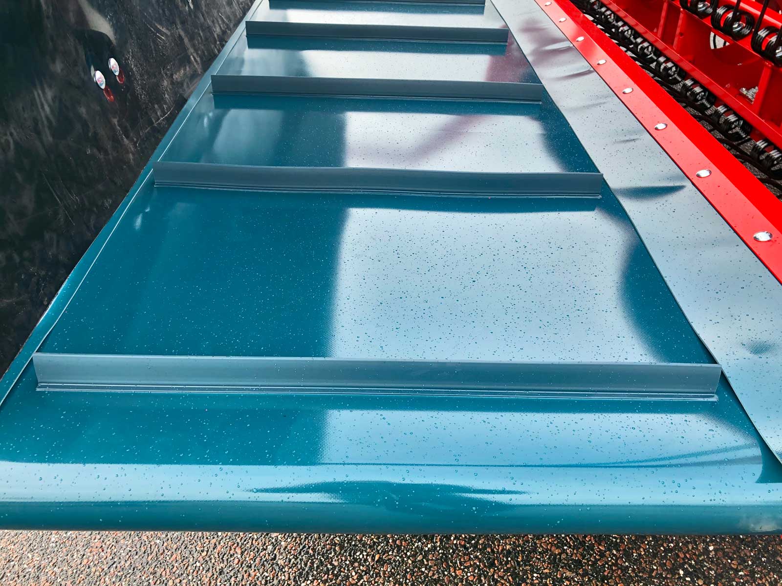 Stort medbringerbånd sikrer effektiv transport af afgrøder i skårlufteren.