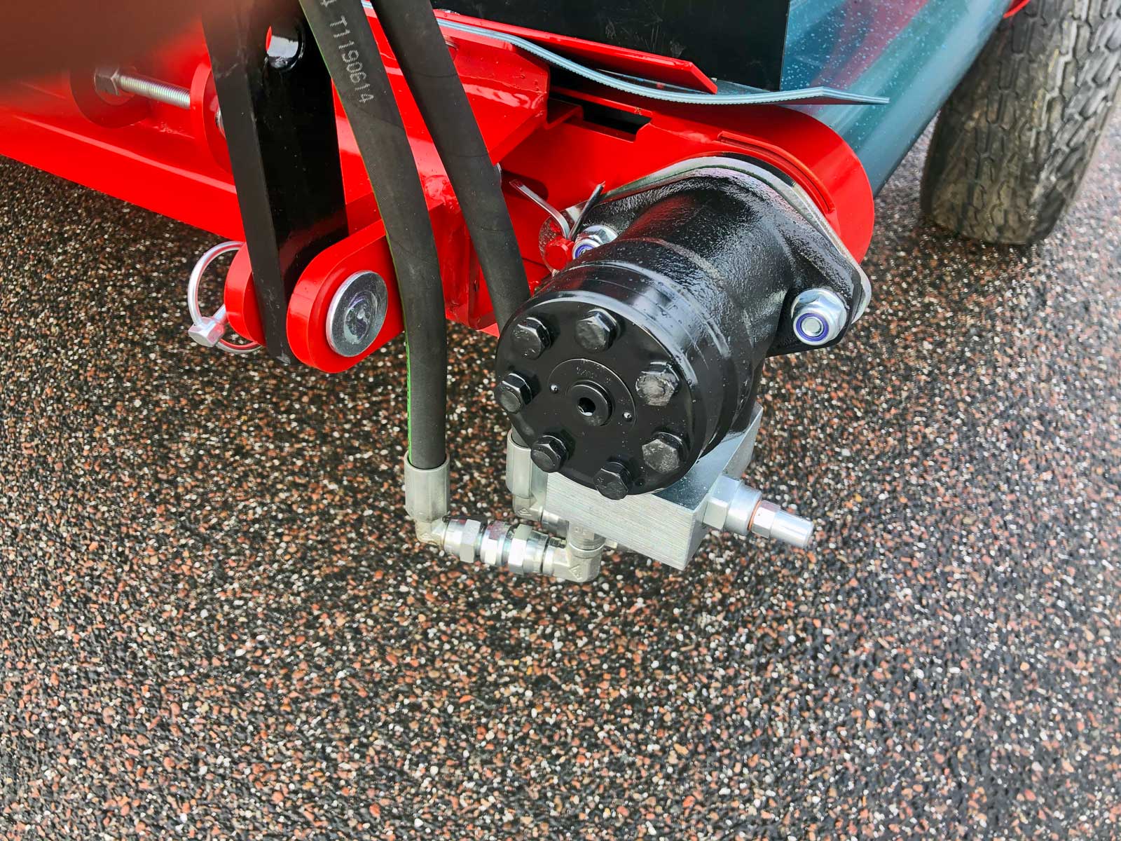 Oliemotor sørger for funktion af sidelevator til både højre og venstre side.