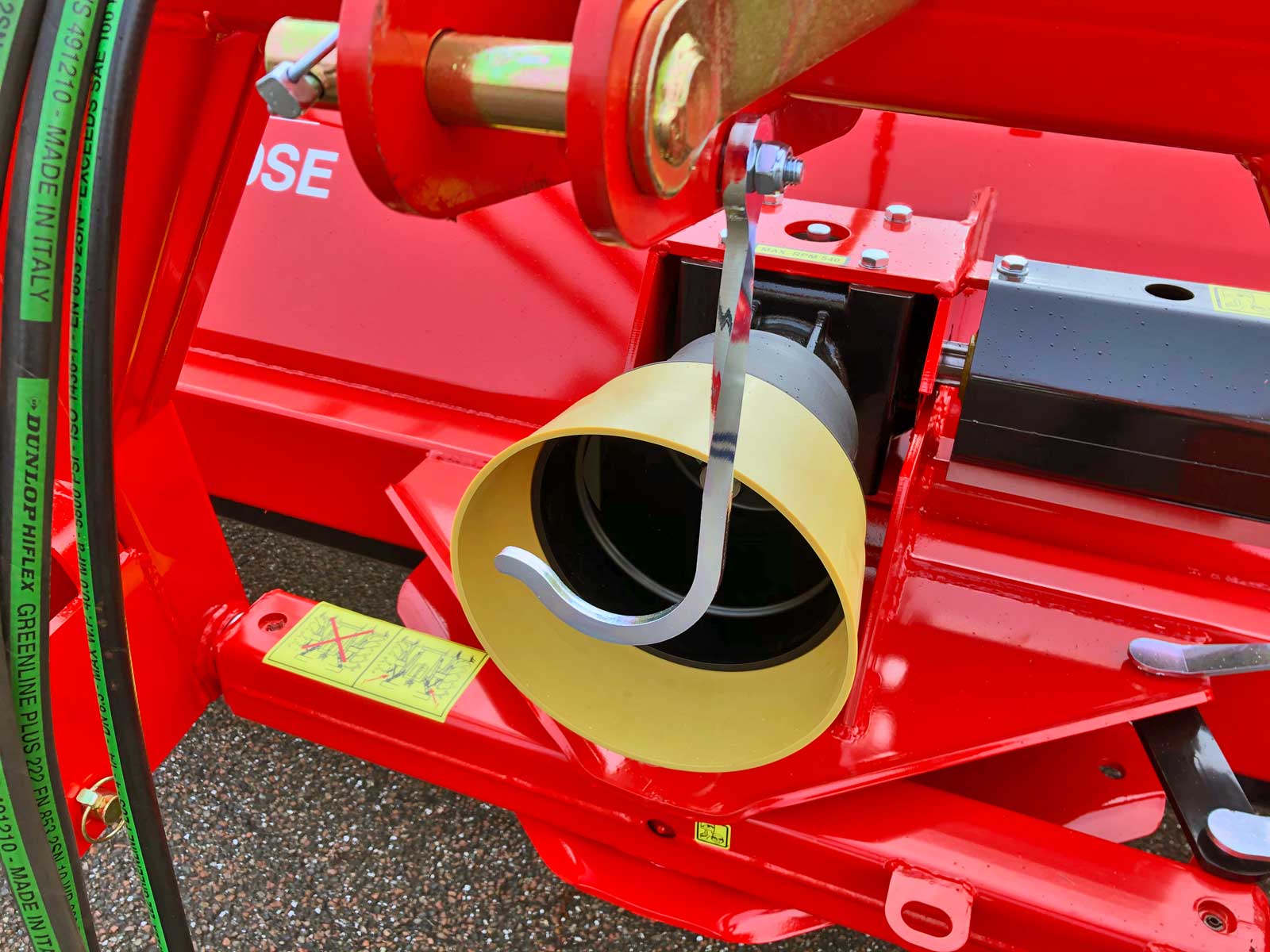 En krog, beregnet til fastholdelse af PTO under transport, er monteret i 3-punktsophæng