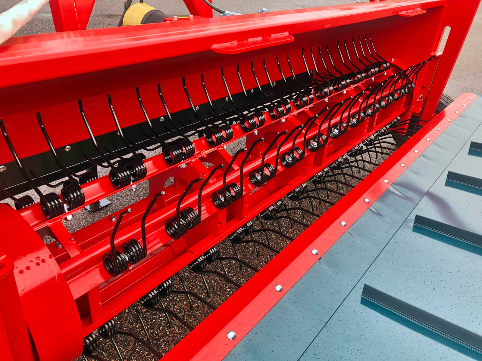 Et fot der viser en komplet rotor med tænder til at håndtere afgrøder.