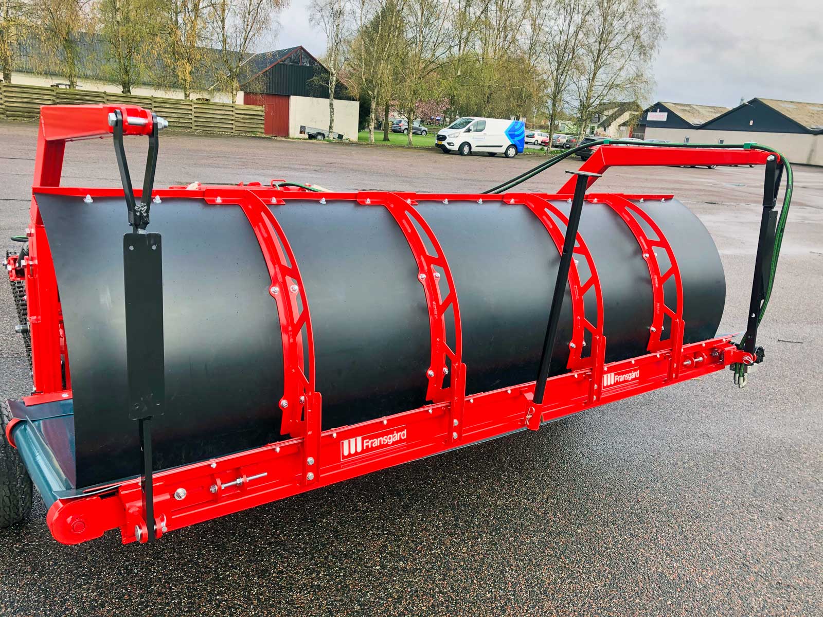 En stor skærm på bagsiden af sideelevatoren på en Fransgård SV-2500SE skårlufter