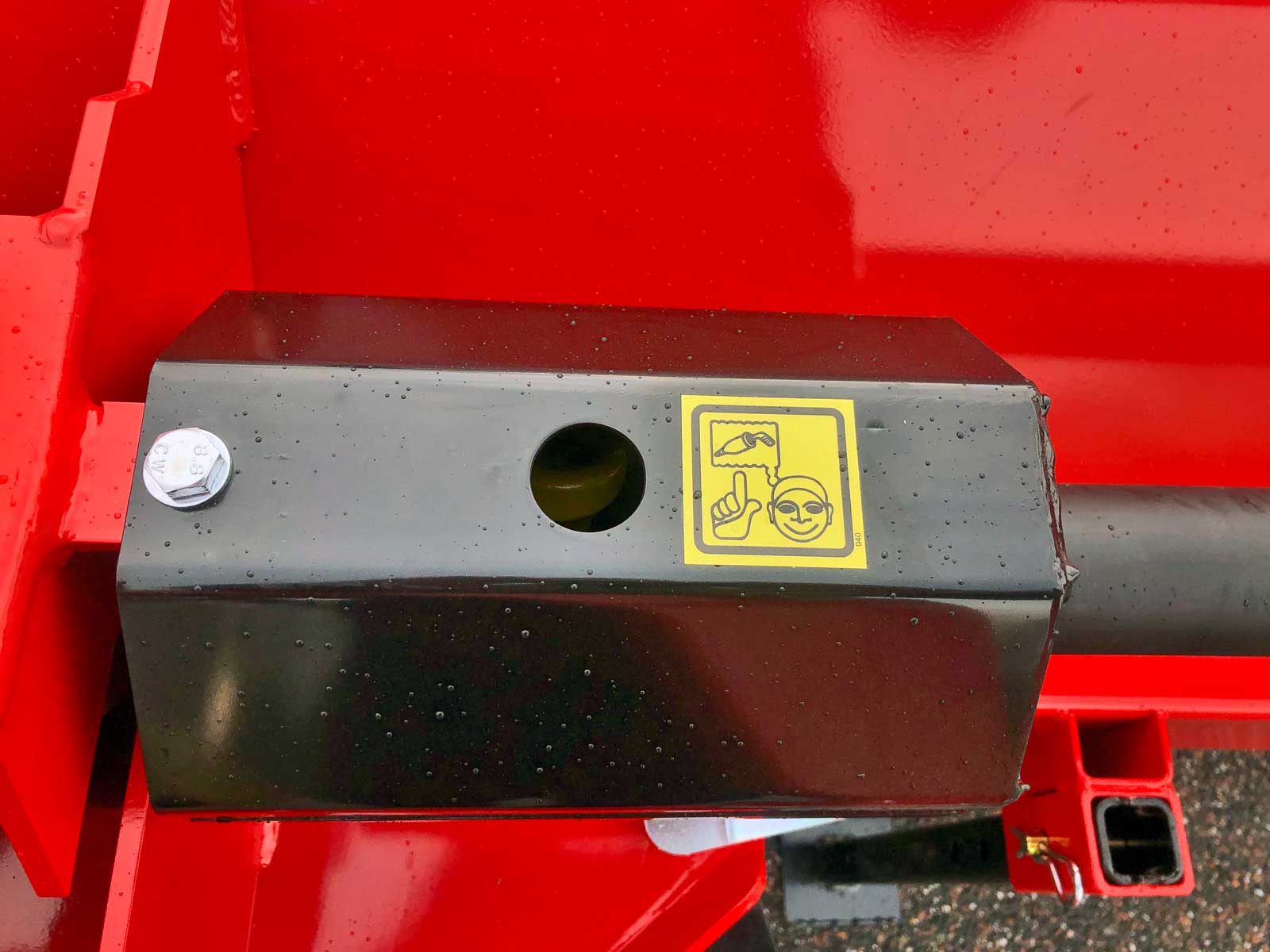 Foto af beskyttelsesskærm, der dækker kardanled på en skårlufter.