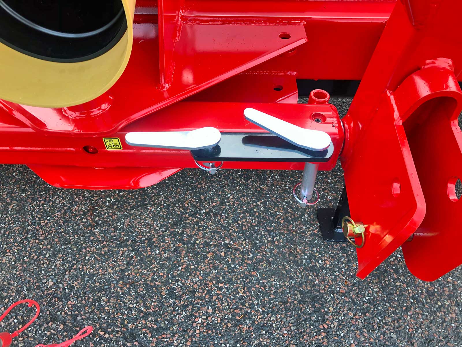 Transportbeslag placeres i holder under arbejdet med skårlufteren.