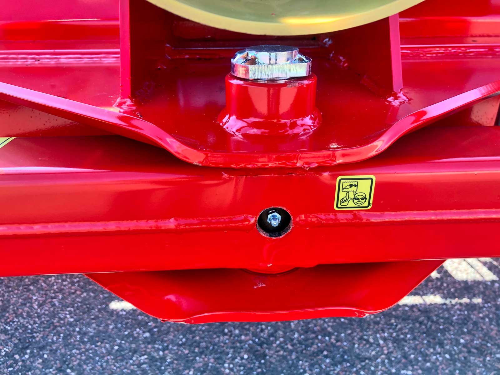 En solid blot i et 3-punkts-ophæng på en SV-2500SE skårlufter.