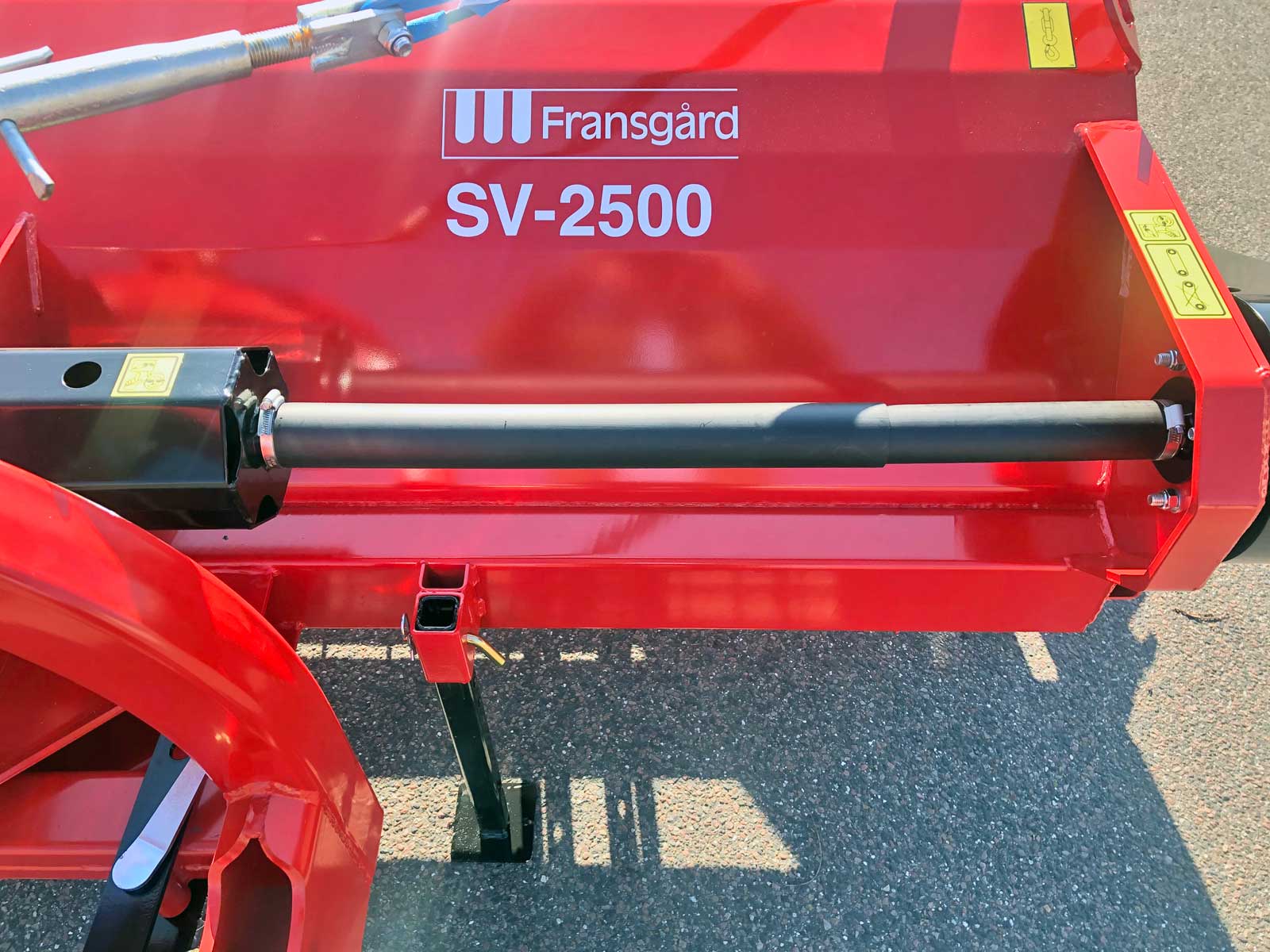 På en SV-2500SE er monteret en lang og kraftig drivaksel til drive skårlufteren.