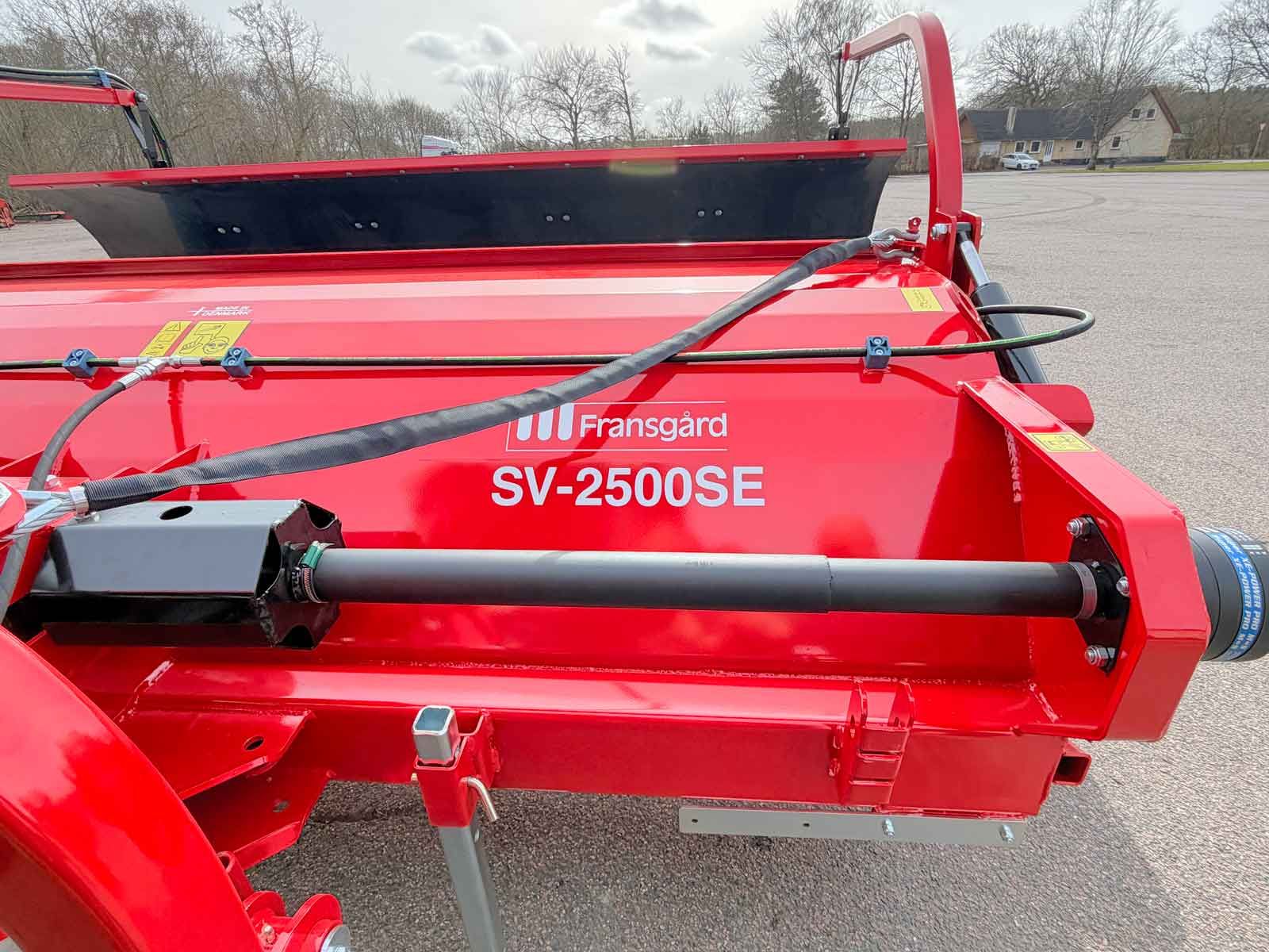 På en SV-2500SE er monteret en lang og kraftig drivaksel til drive skårlufteren.