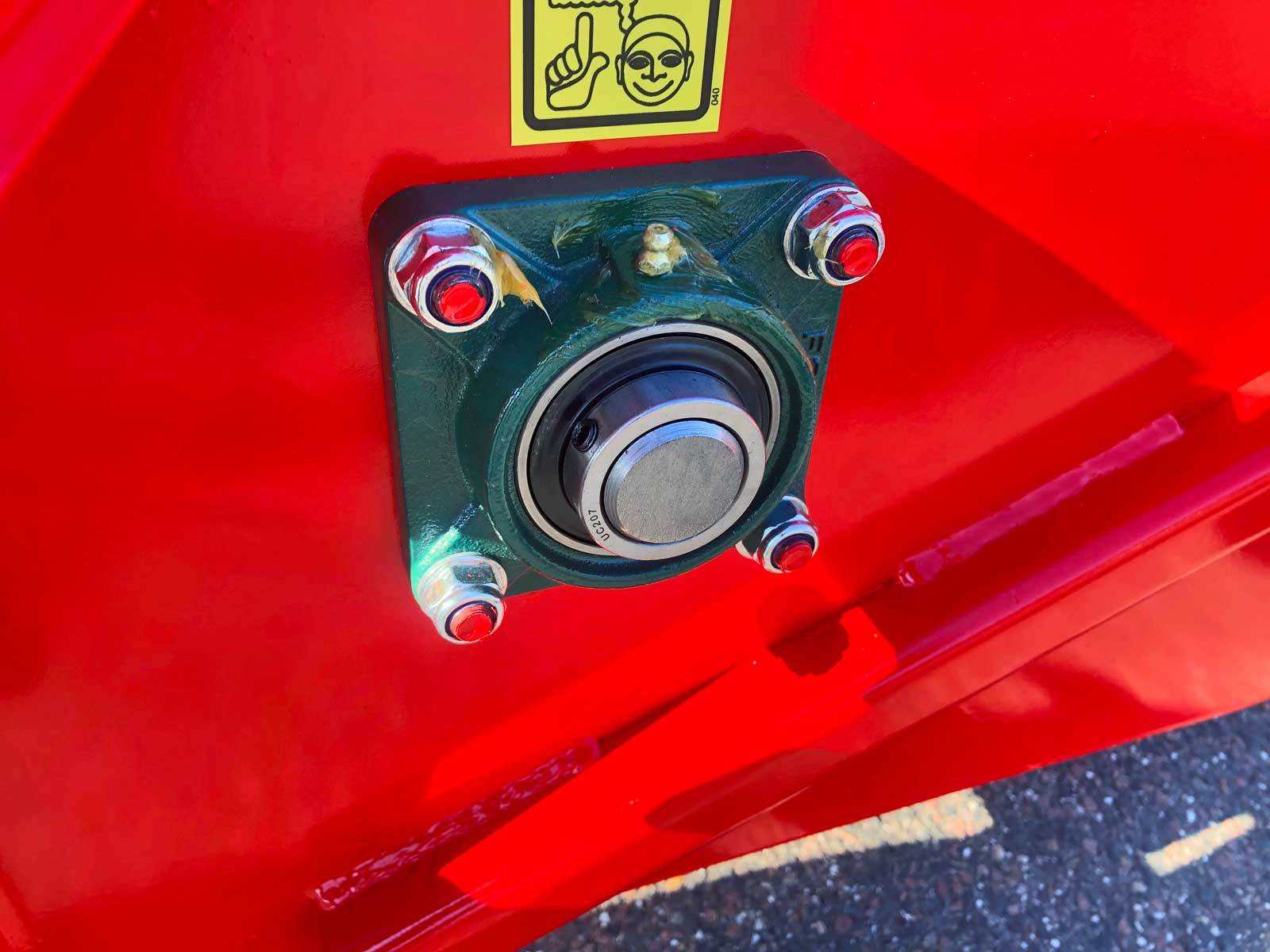 Foto af et kraftigt flange-leje monteret påen skårlufter fra Fransgård.